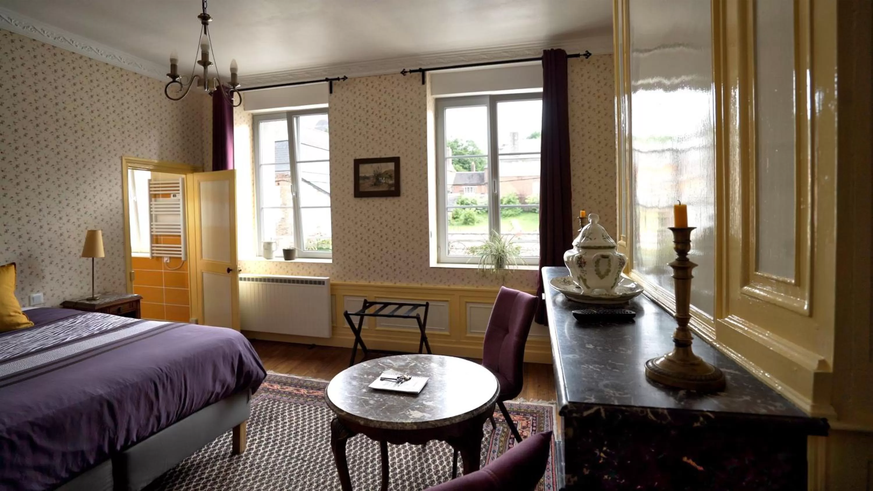 Seating area, Bed in Au Chapitre