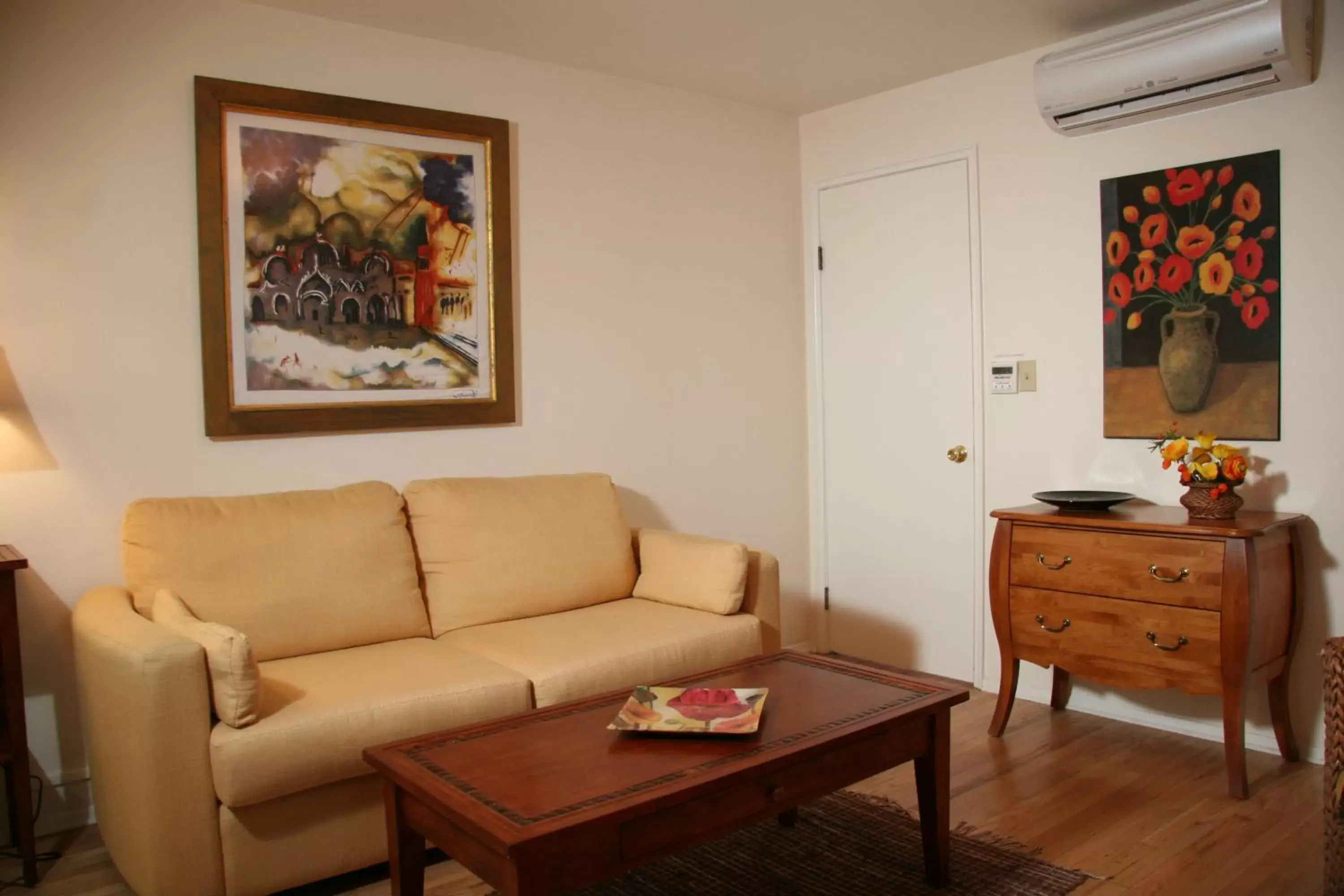 Living room, Seating Area in Ojai Retreat & Inn