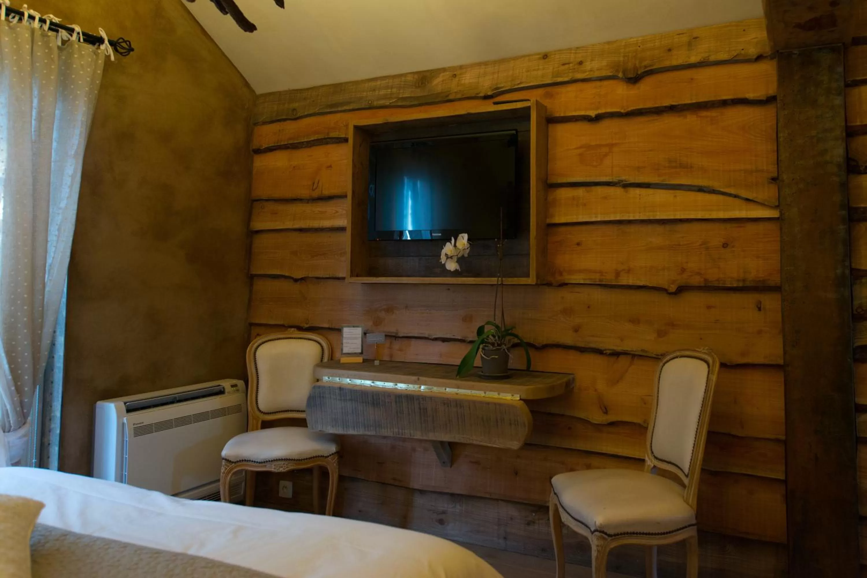 Shower, Bed in Les Chambres du Vivier, chambres d'hôtes à Durbuy