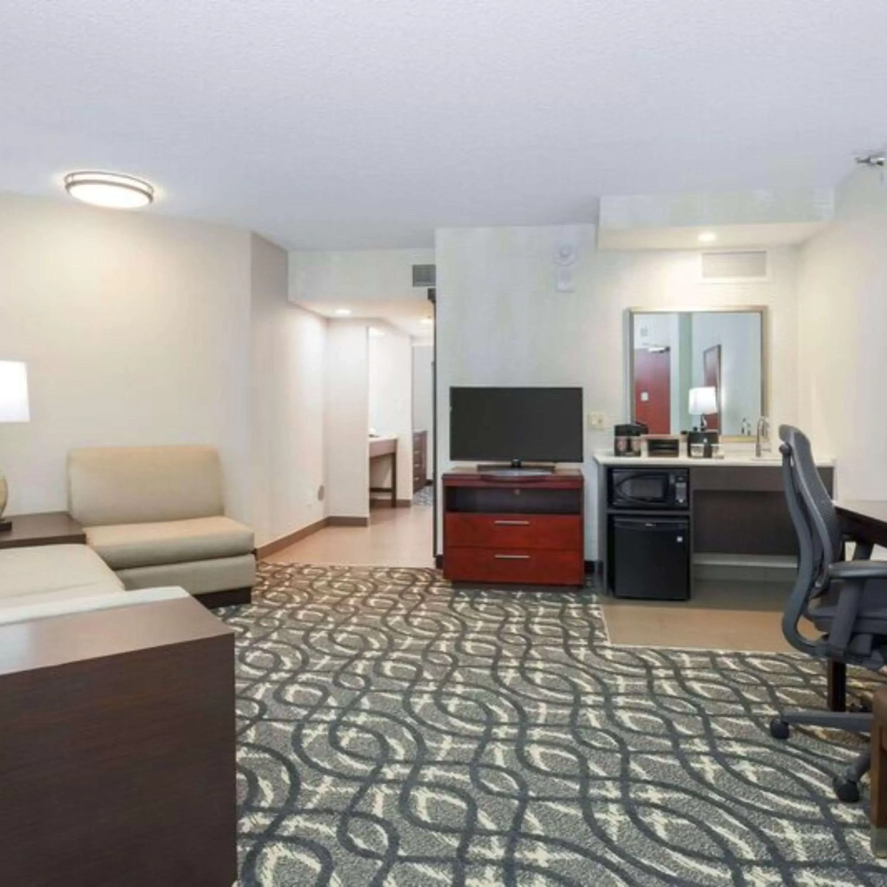 Living room, TV/Entertainment Center in Embassy Suites by Hilton Dallas-Love Field