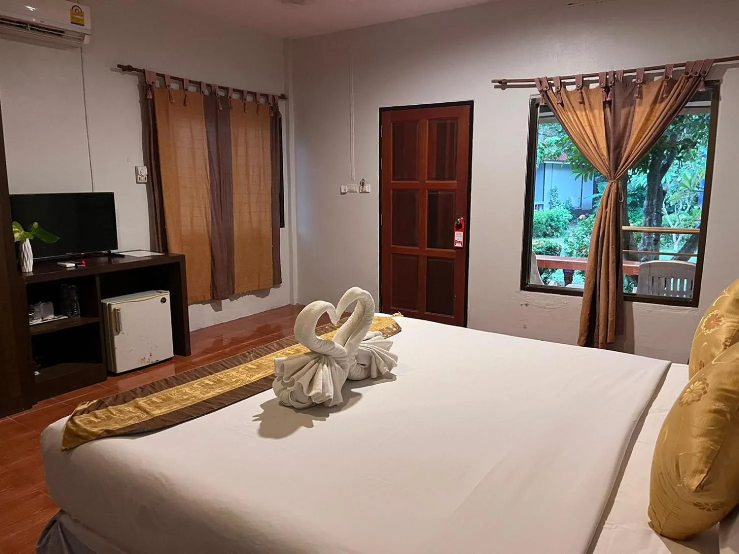 Bedroom, Bed in Lanta Nice Beach Resort - SHA Extra Plus