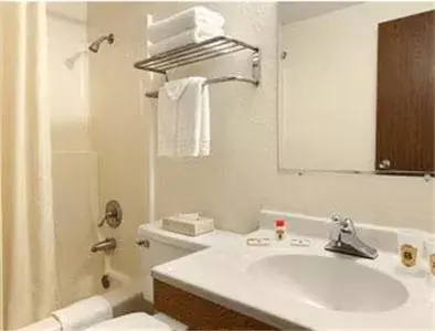 Bathroom in Super 8 by Wyndham Sioux City/Morningside Area