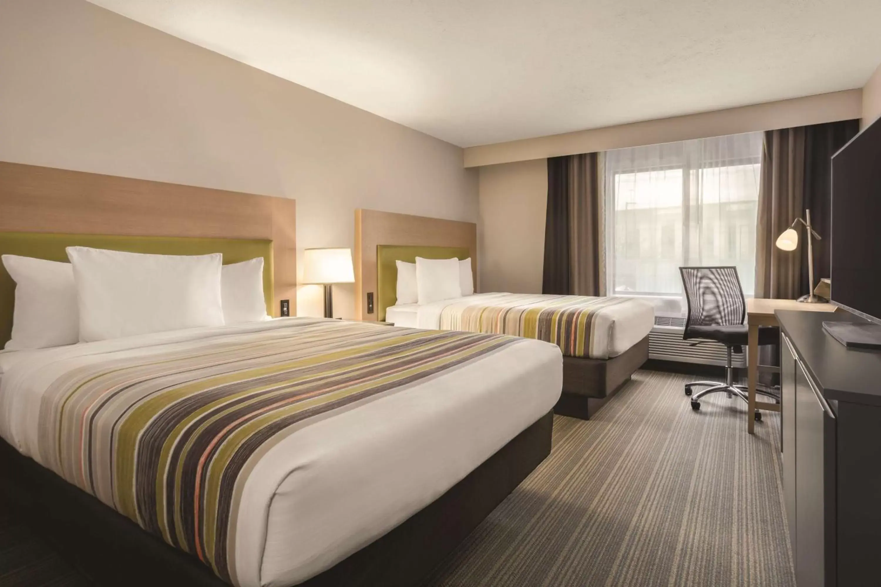 Photo of the whole room, Bed in Country Inn & Suites by Radisson, Erie, PA