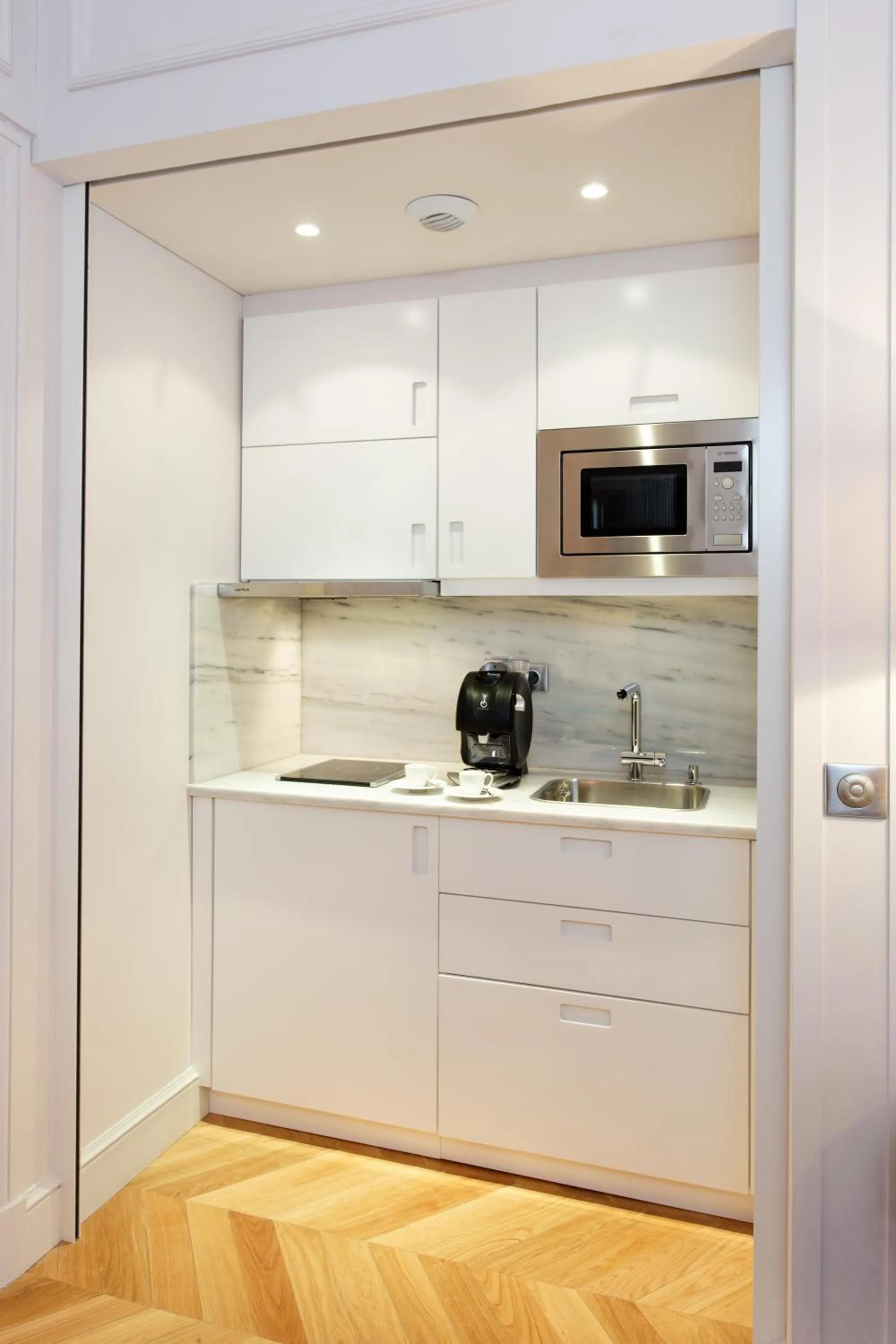 Kitchen or kitchenette in Majestic Hotel Spa - Champs Elysées