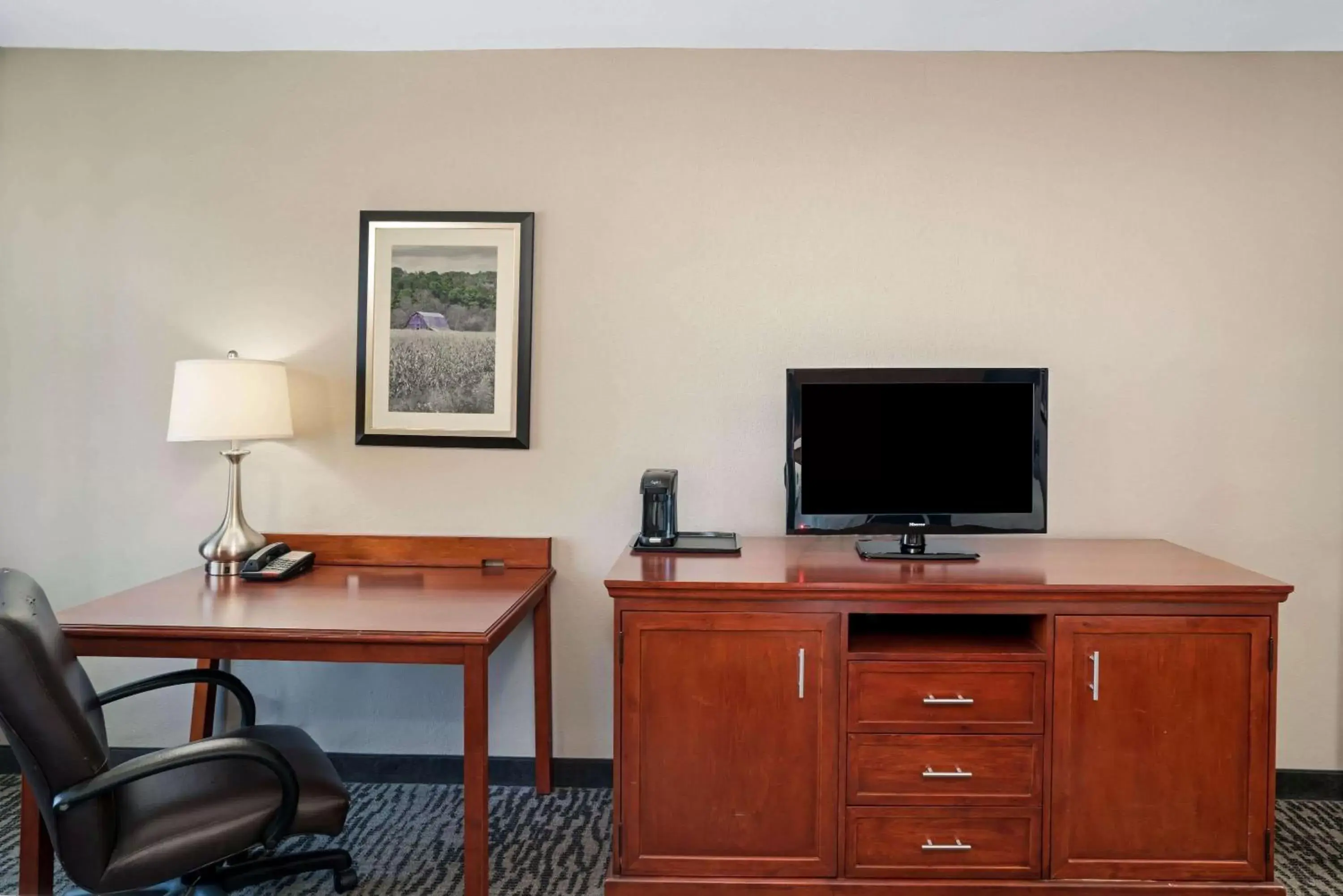 Photo of the whole room, TV/Entertainment Center in La Quinta by Wyndham Knoxville North I-75