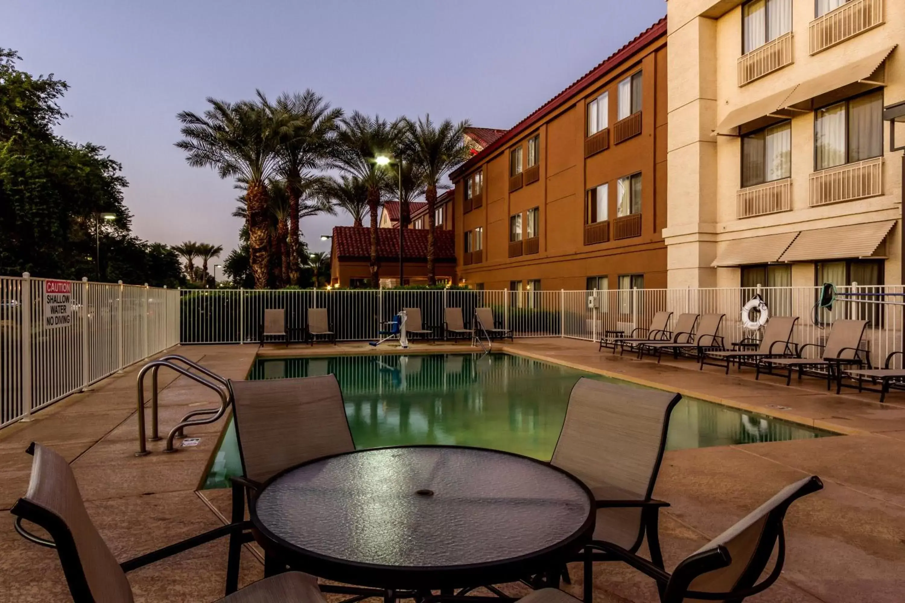 Swimming Pool in Red Roof Inn PLUS+ Tempe - Phoenix Airport