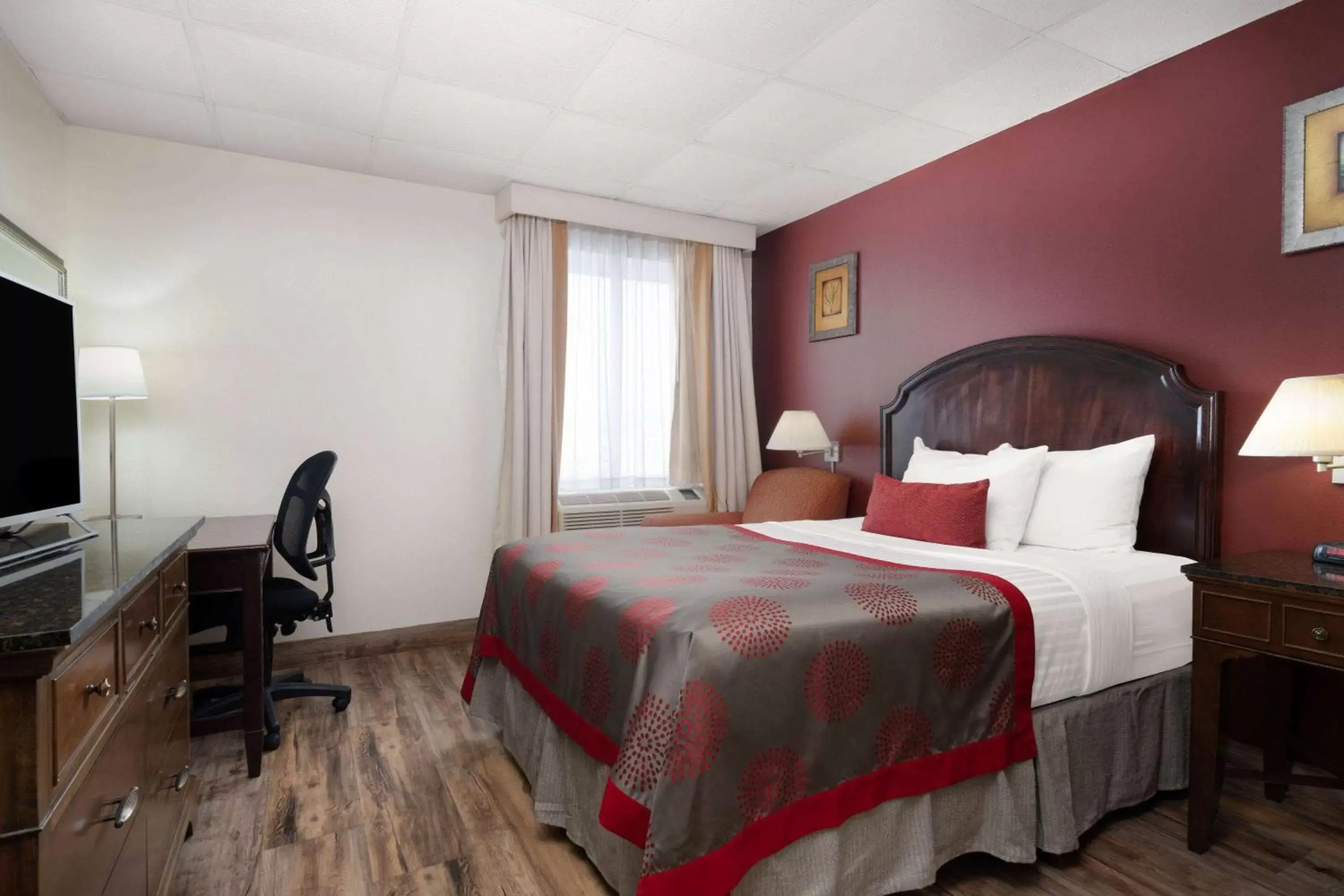 Photo of the whole room, Bed in Ramada by Wyndham Albert Lea