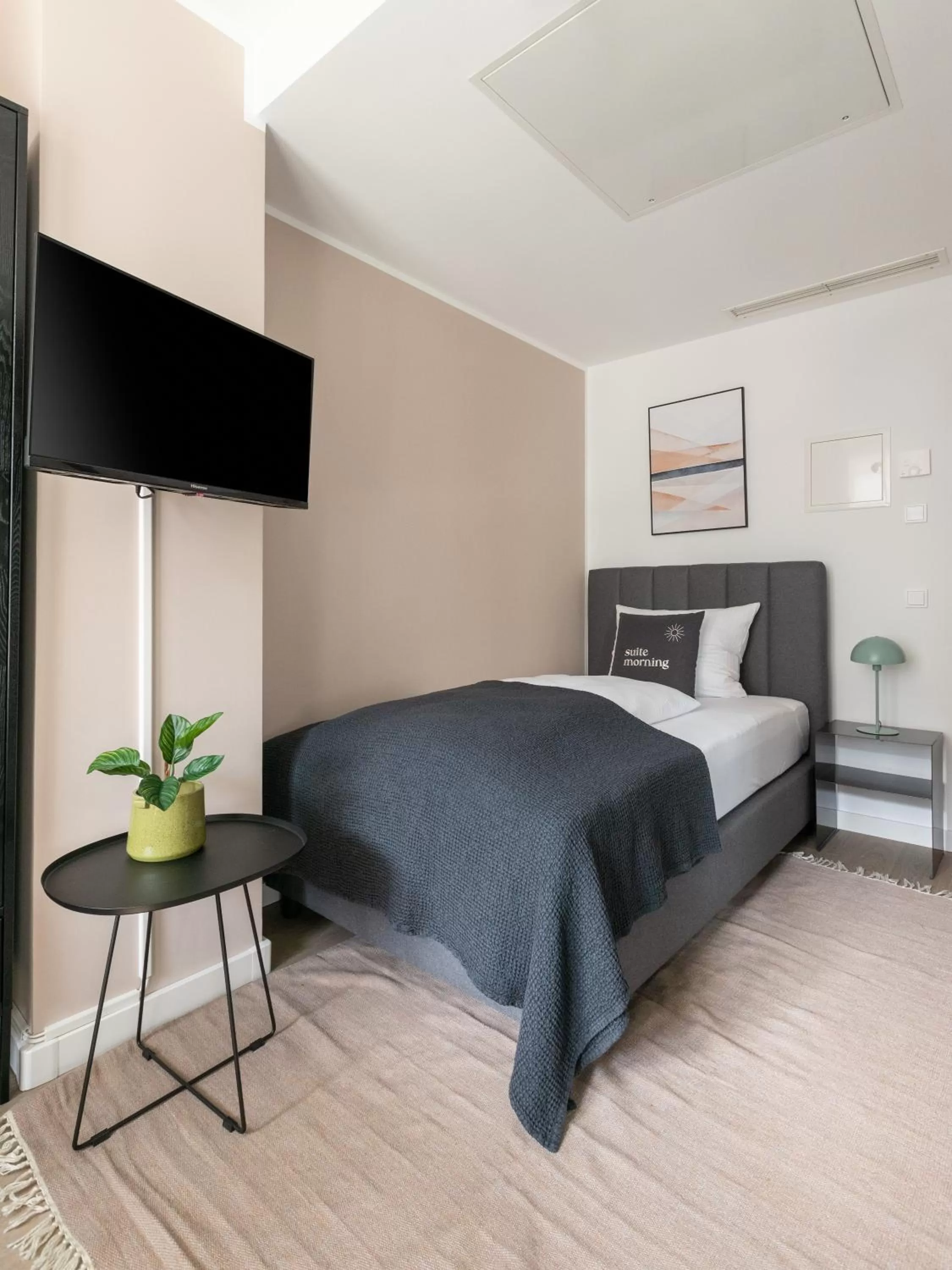 Economy Single Suite in Limehome Berlin Luise Henriette Str - Digital Access