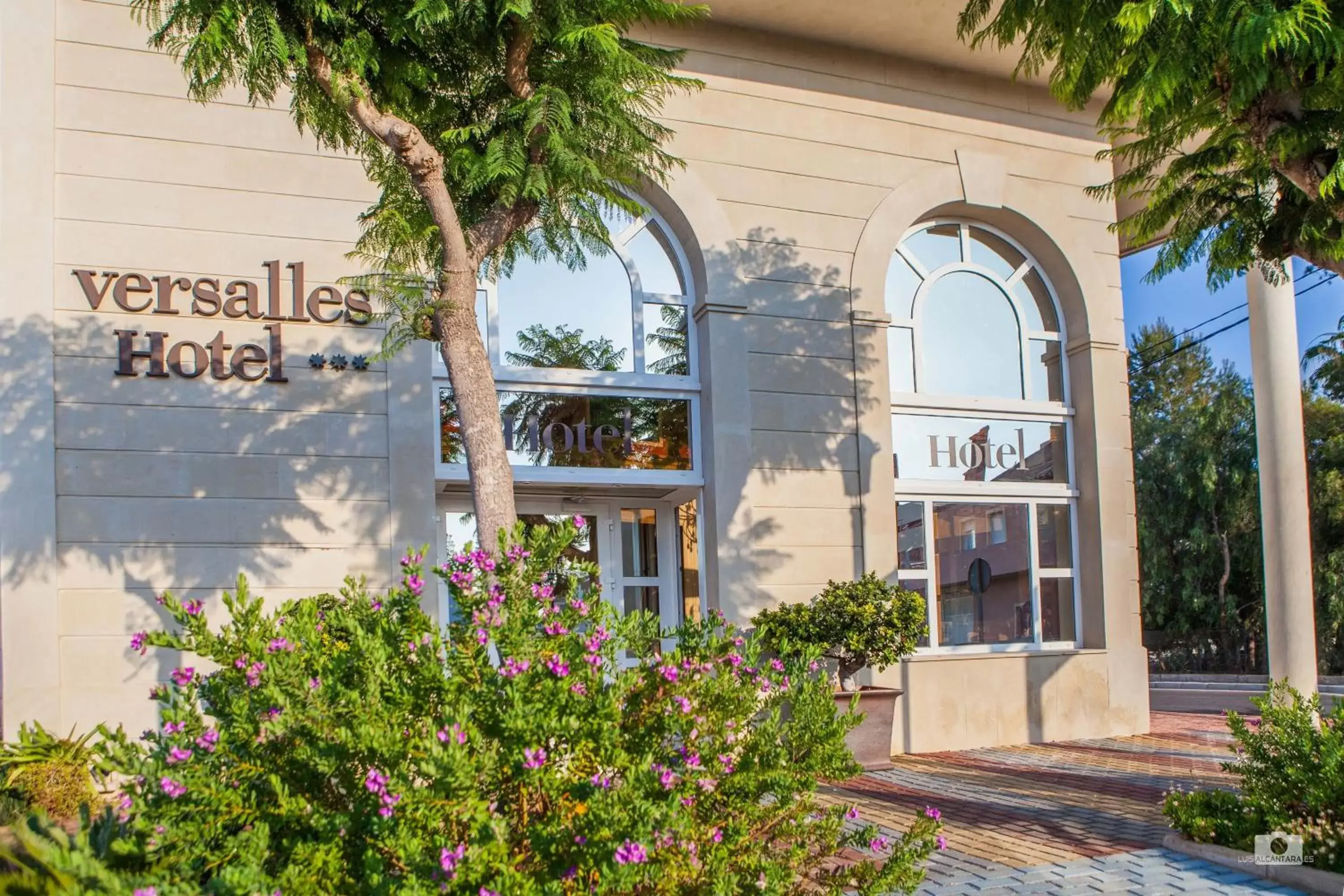 Facade/entrance, Property Building in Hotel Versalles