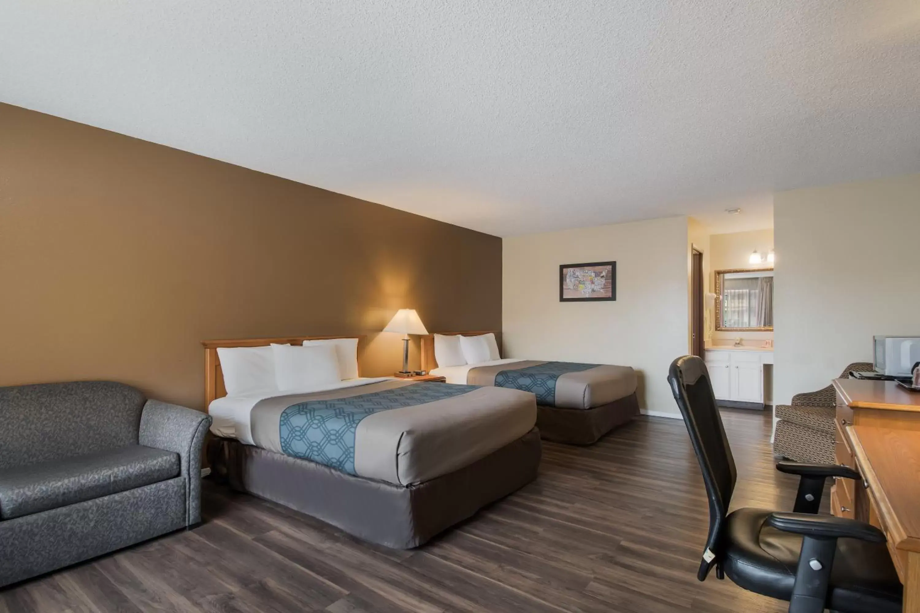 Bed in Econo Lodge Inn & Suites Hoquiam