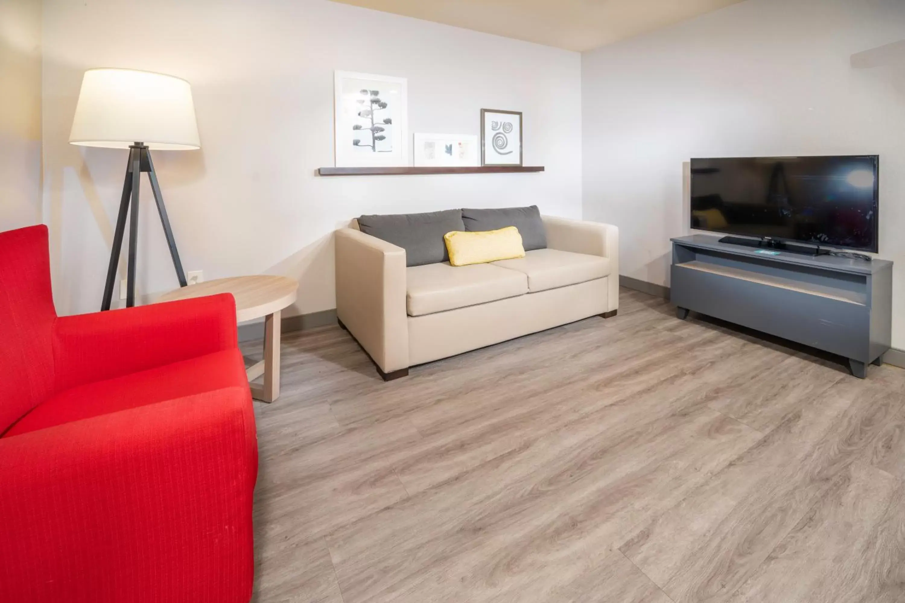 Seating Area in Country Inn & Suites by Radisson, Rocky Mount, NC