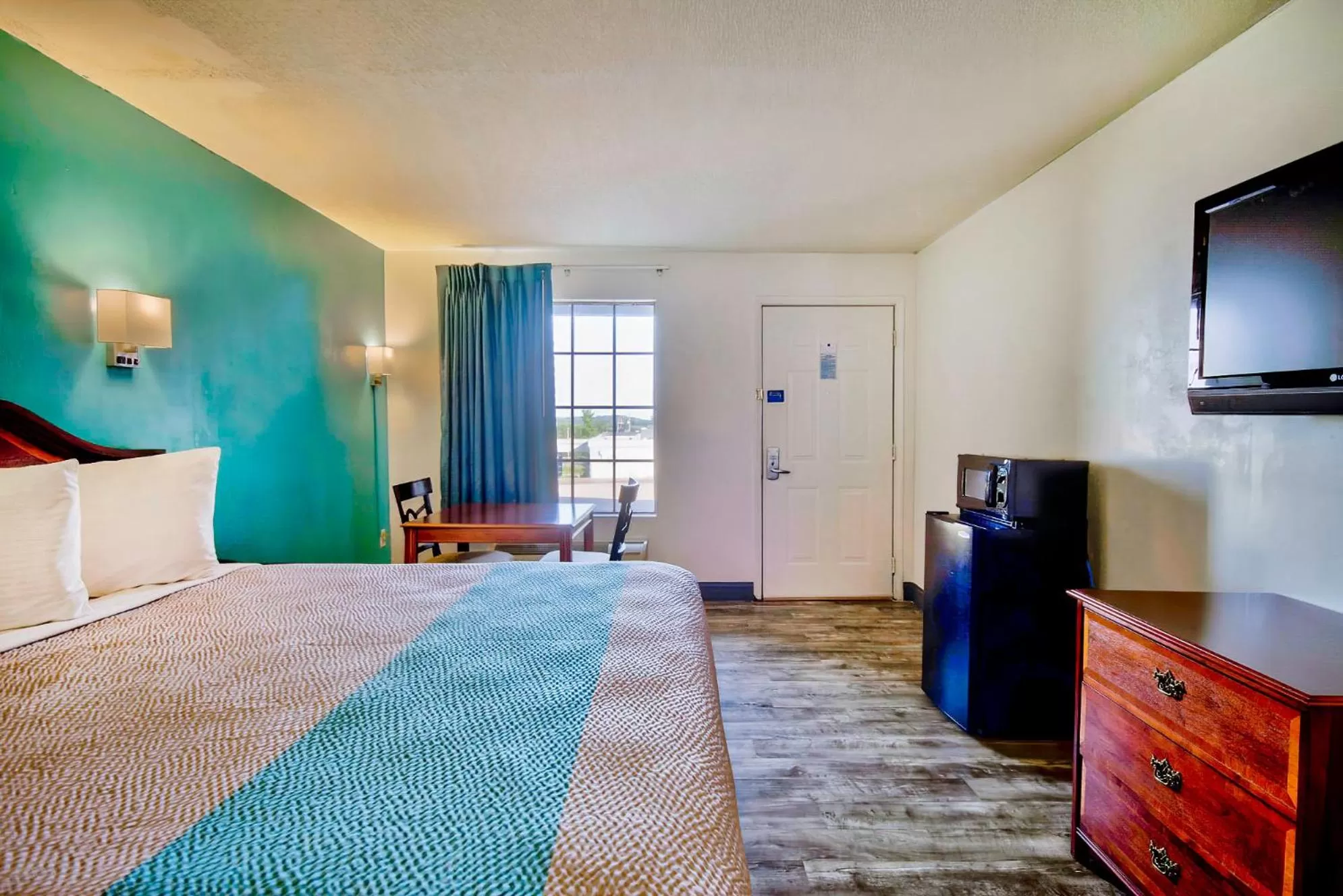 Bed in Motel 6-Grand Rivers, KY