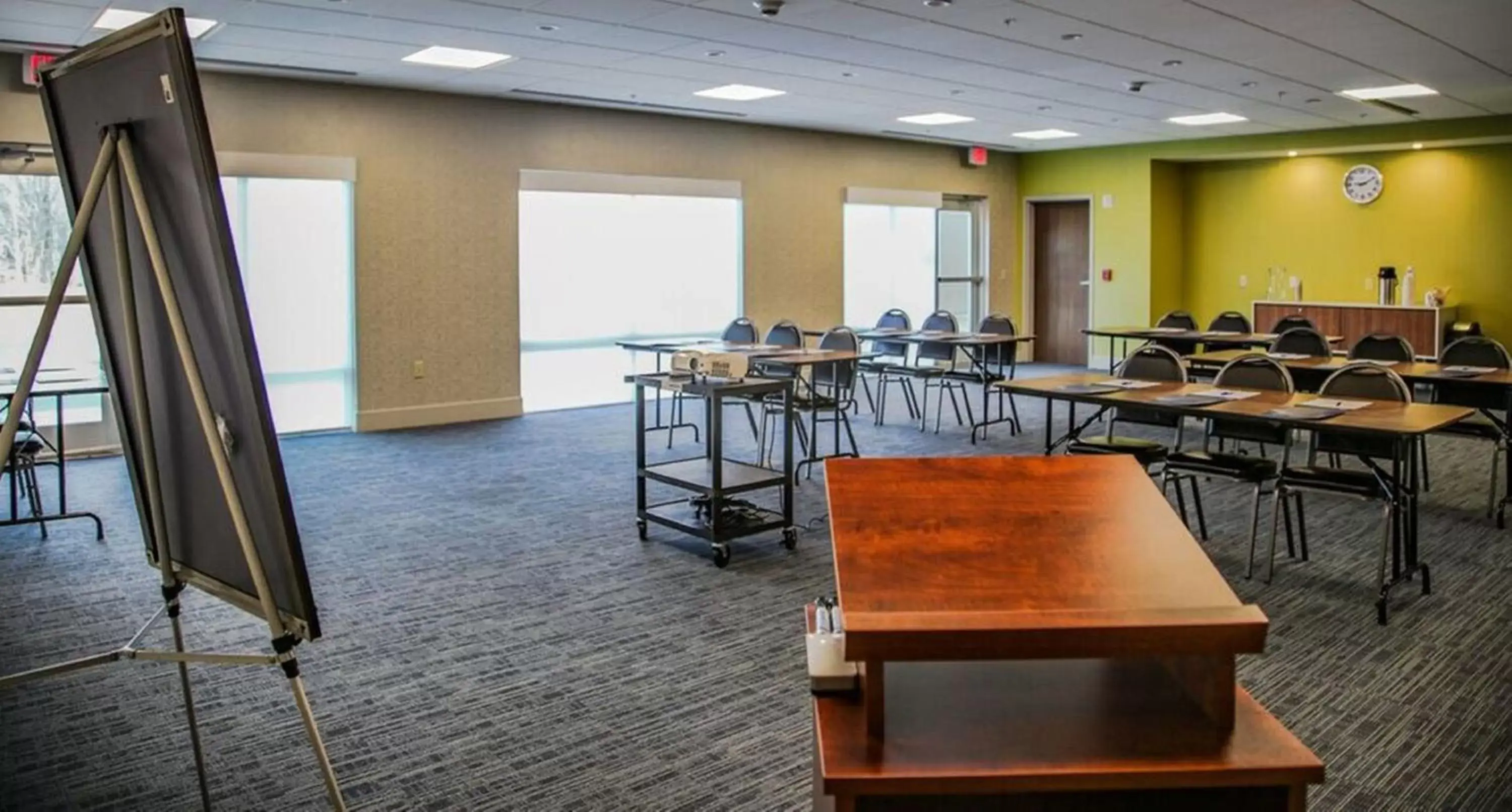 Meeting/conference room in Holiday Inn Express & Suites Kingston-Ulster, an IHG Hotel