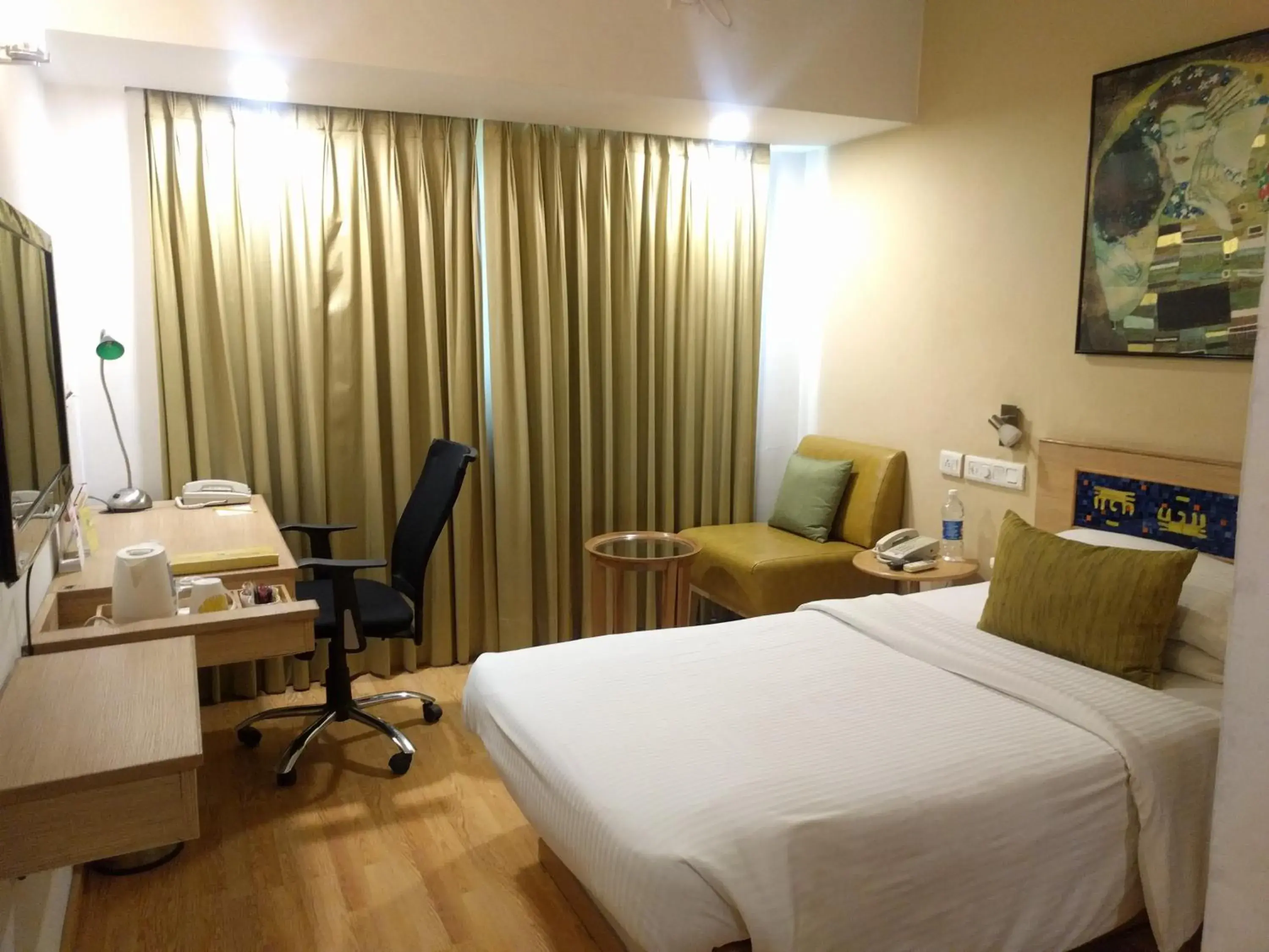 Photo of the whole room in Lemon Tree Hotel, Udyog Vihar, Gurugram