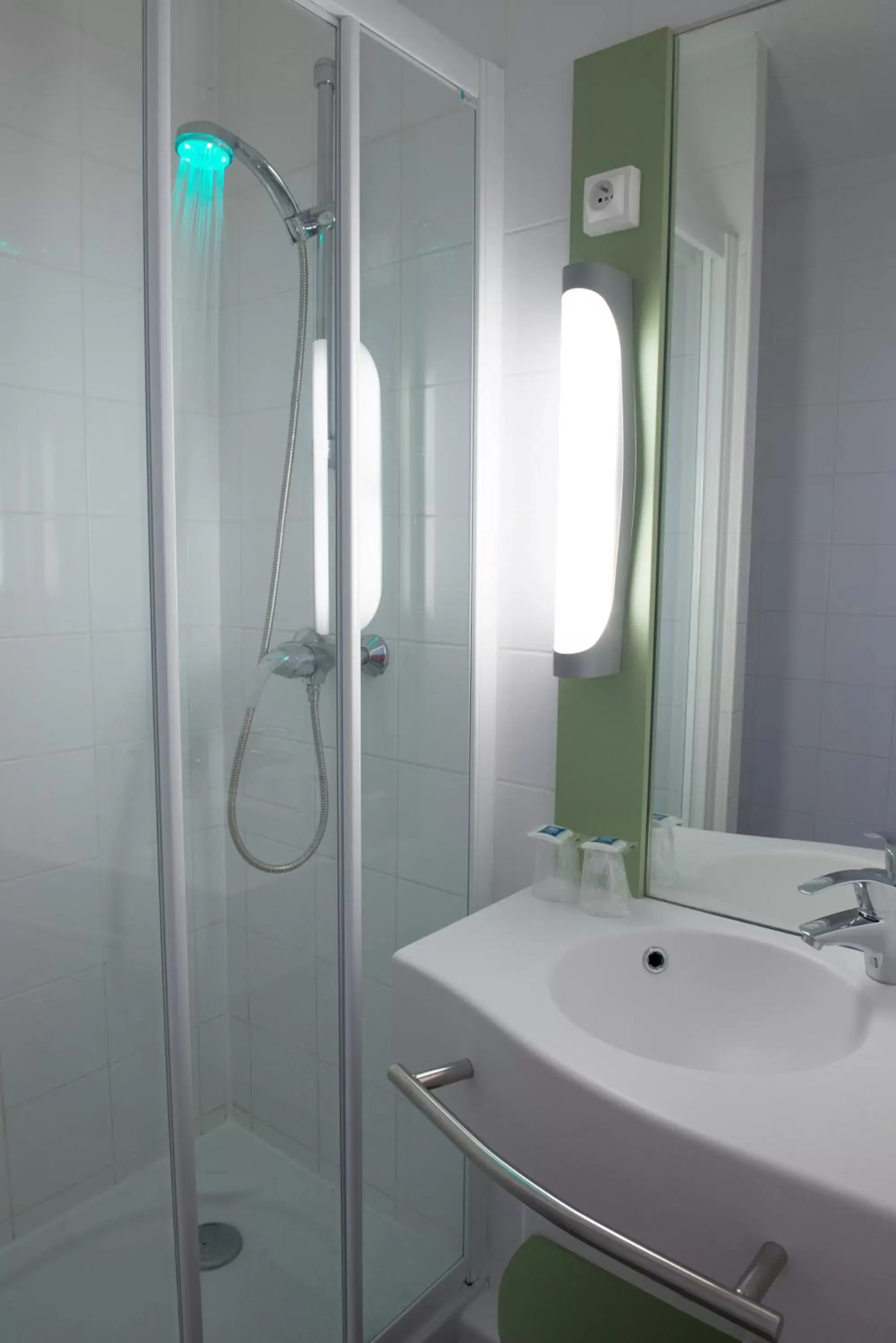 Shower, Bathroom in ibis Budget Mâcon Sud