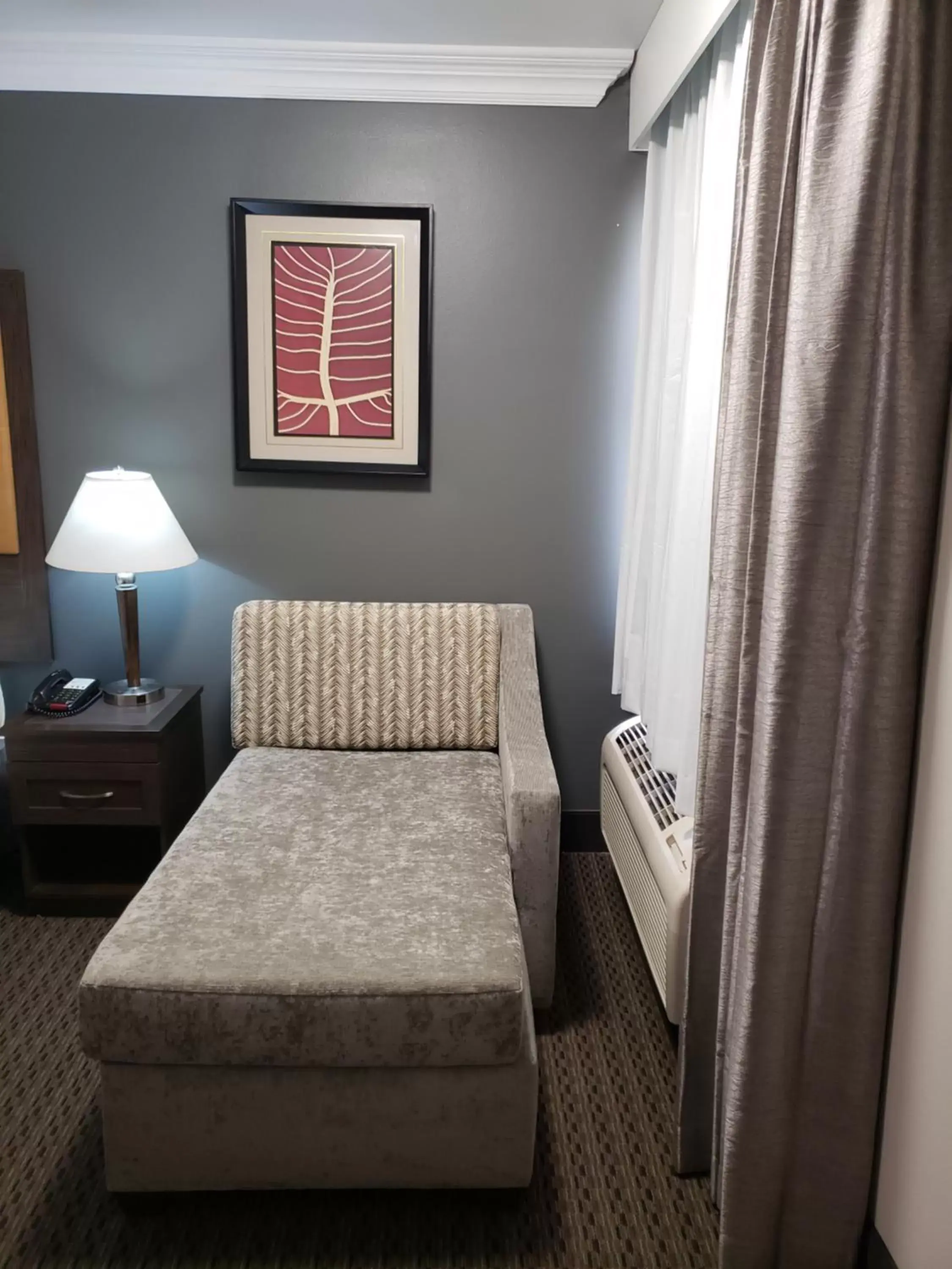 Seating area, Bed in Portofino Inn Burbank