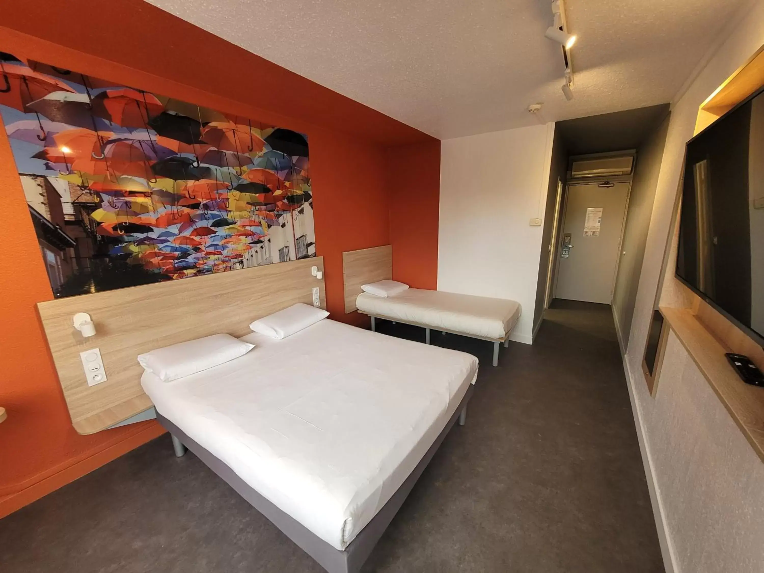 Bedroom, Bed in KYRIAD DIRECT LYON NORD - Dardilly