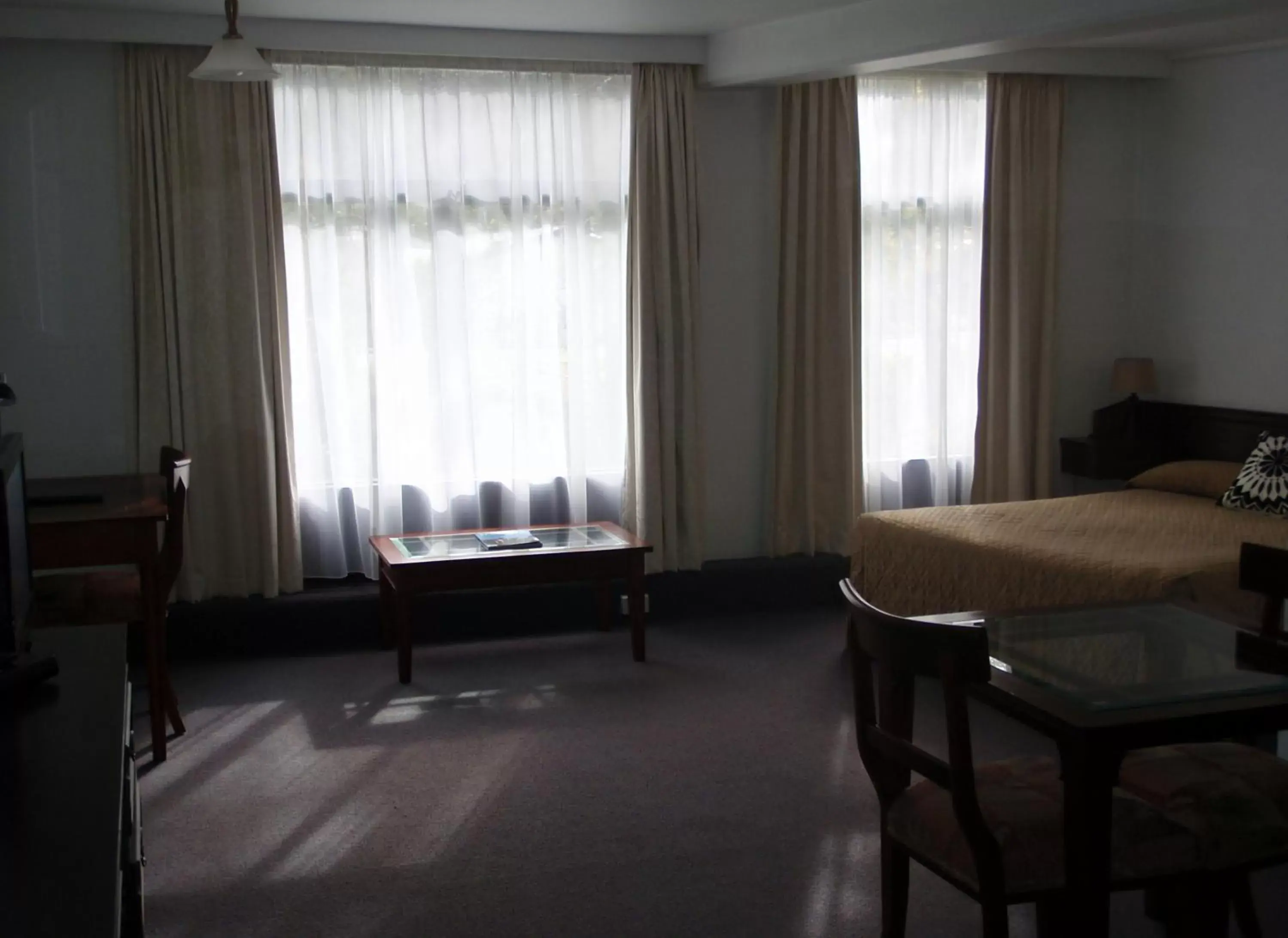 Bedroom, Seating Area in West Coaster Motel