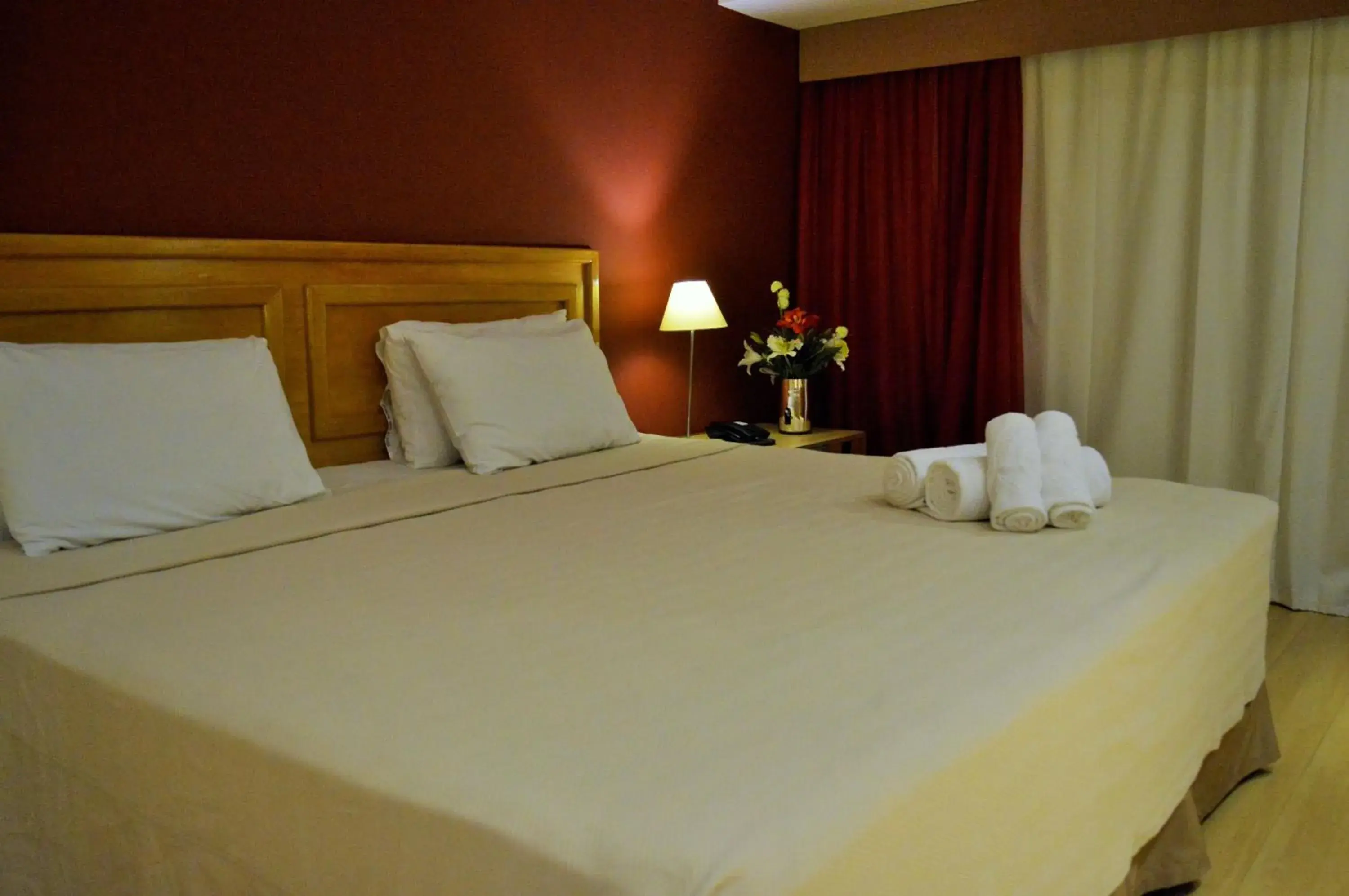 Photo of the whole room, Bed in South American Copacabana Hotel