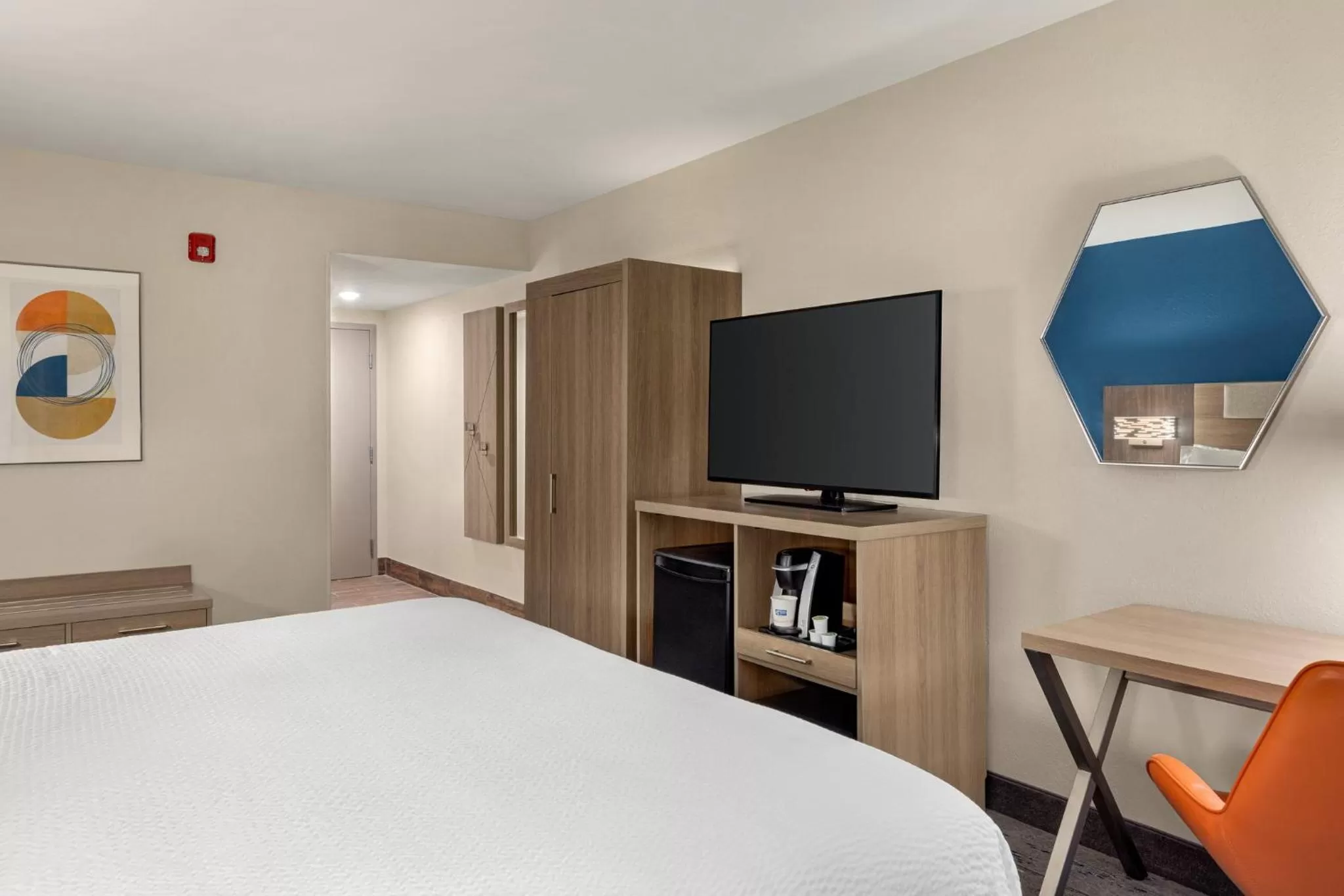 Photo of the whole room, Bed in Holiday Inn Express & Suites Evansville Downtown by IHG