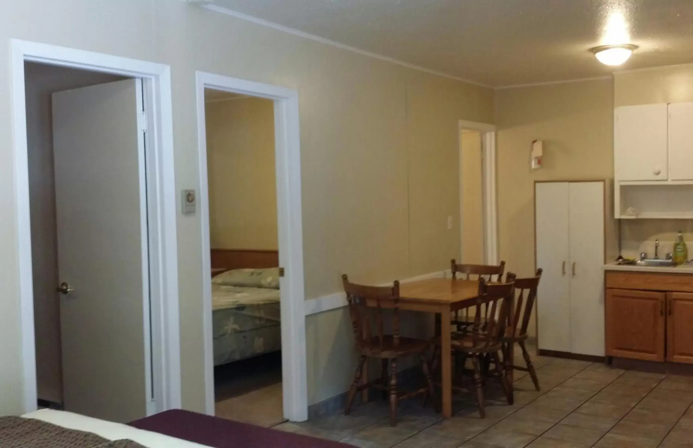 Kitchen or kitchenette, Dining Area in AppleTree Inn