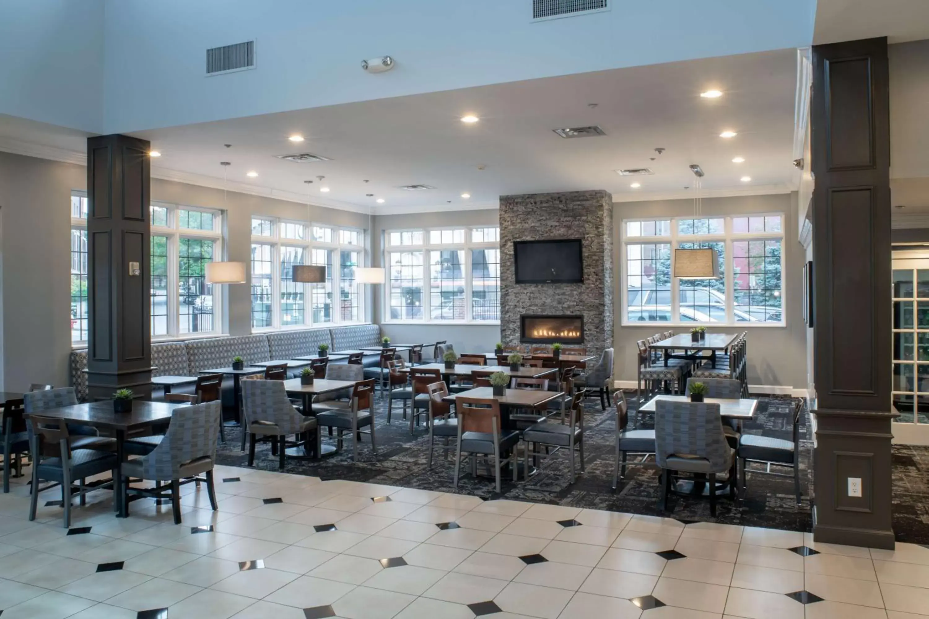 Lobby or reception, Restaurant/Places to Eat in Best Western PLUS Franklin Square Inn