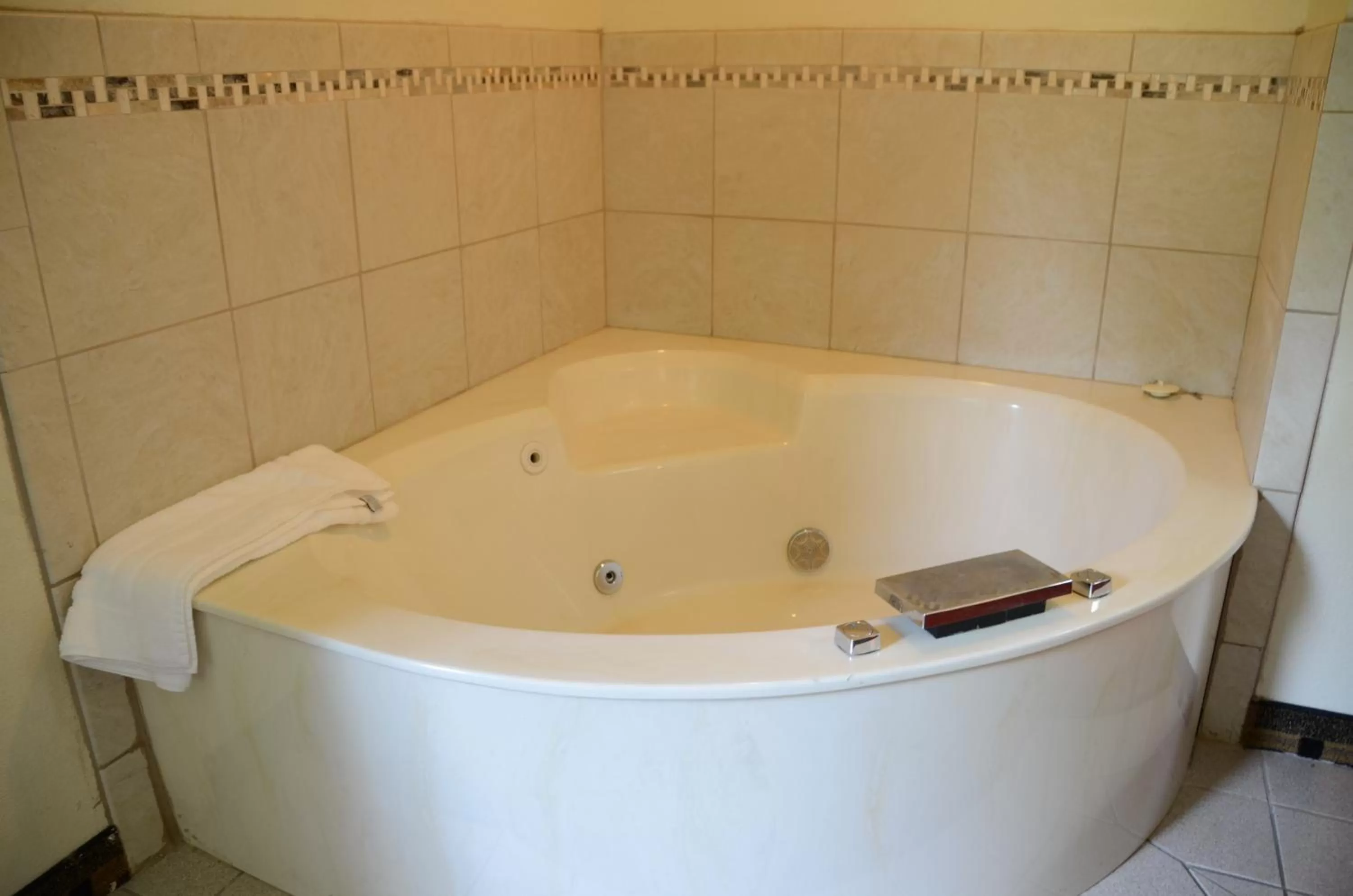 AmericInn by Wyndham West Burlington