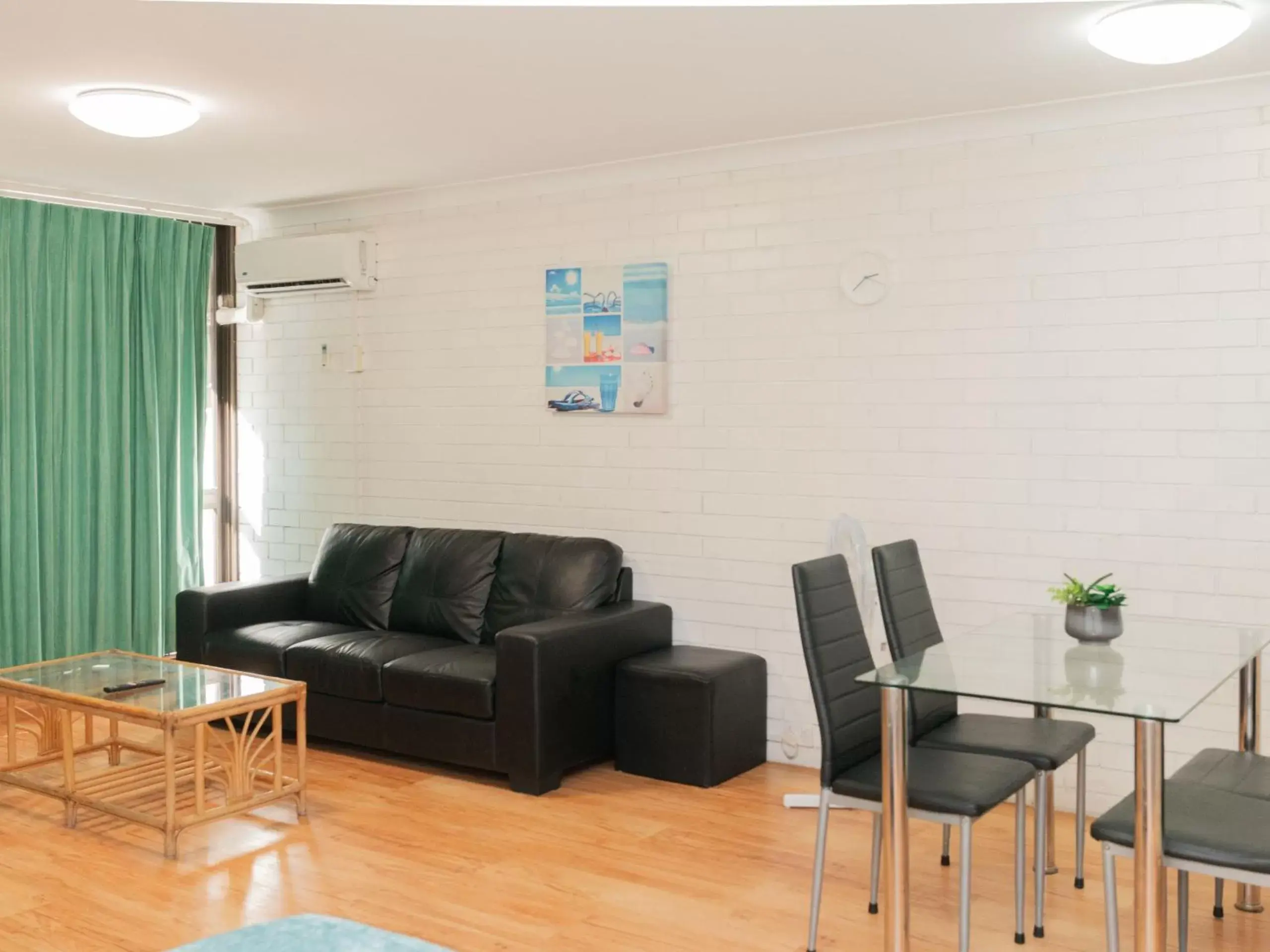 Living room, Seating Area in Trickett Gardens Holiday Inn