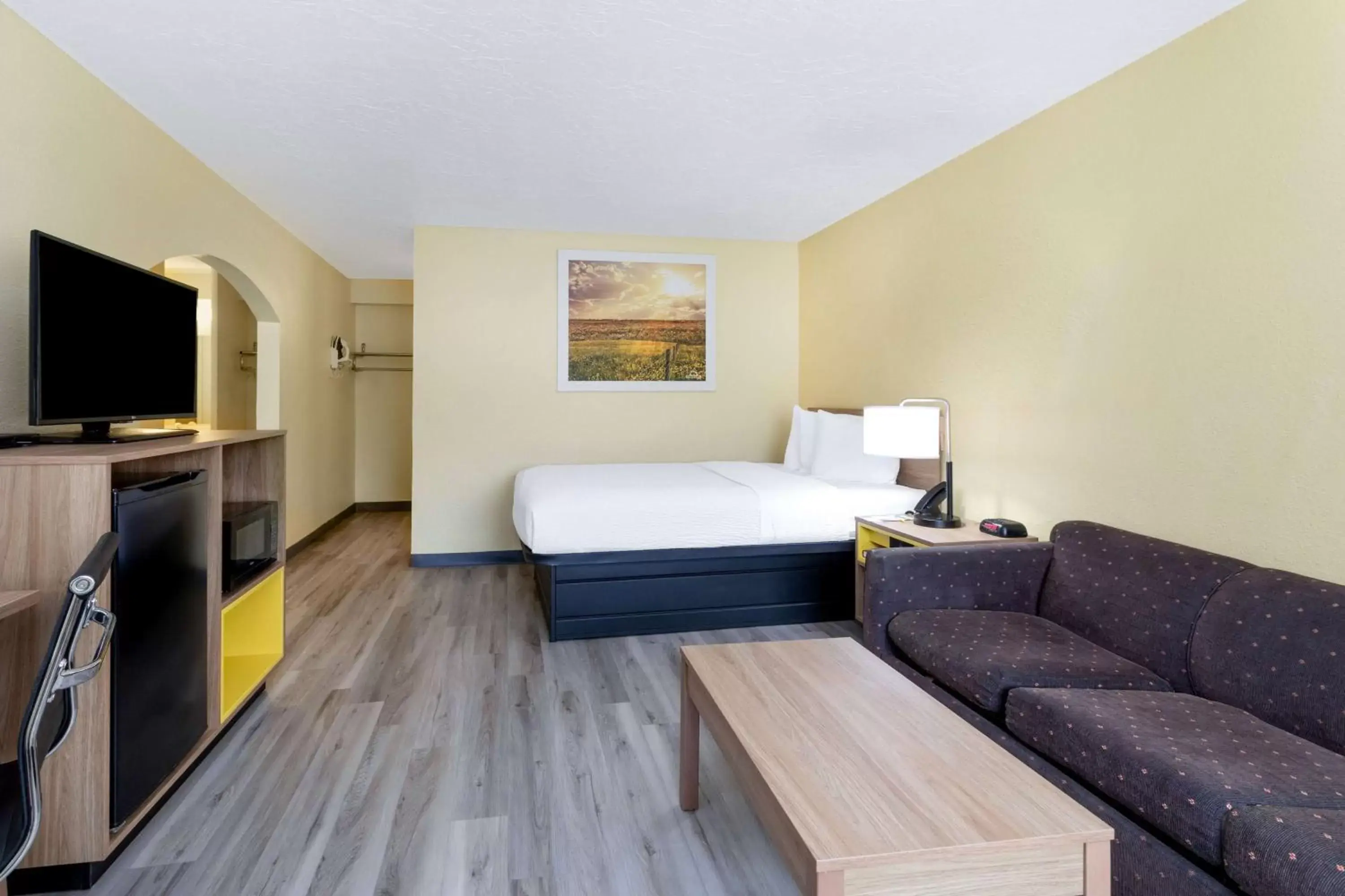 Bed in Days Inn & Suites by Wyndham Clovis