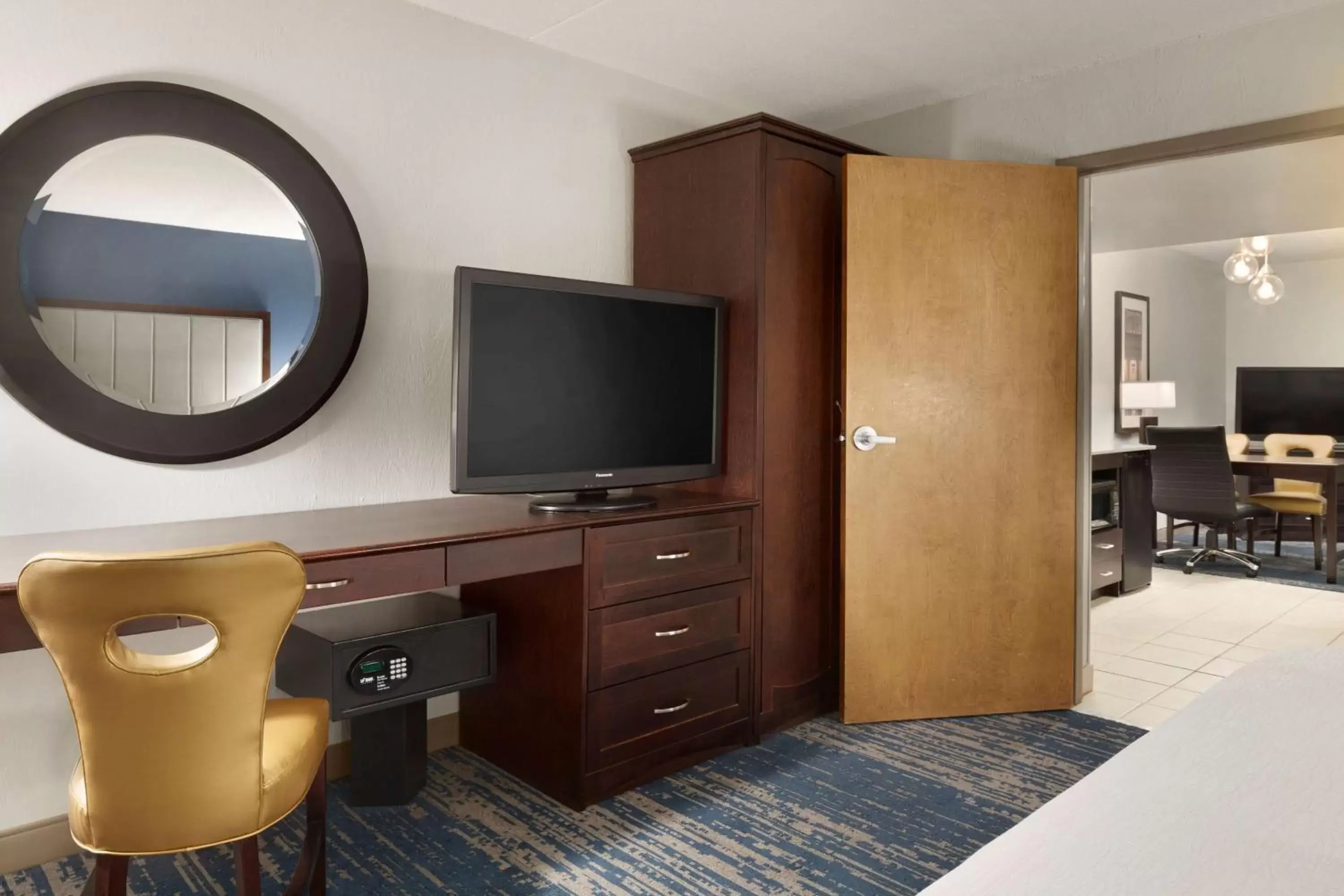 Bed, TV/Entertainment Center in Embassy Suites by Hilton Columbus