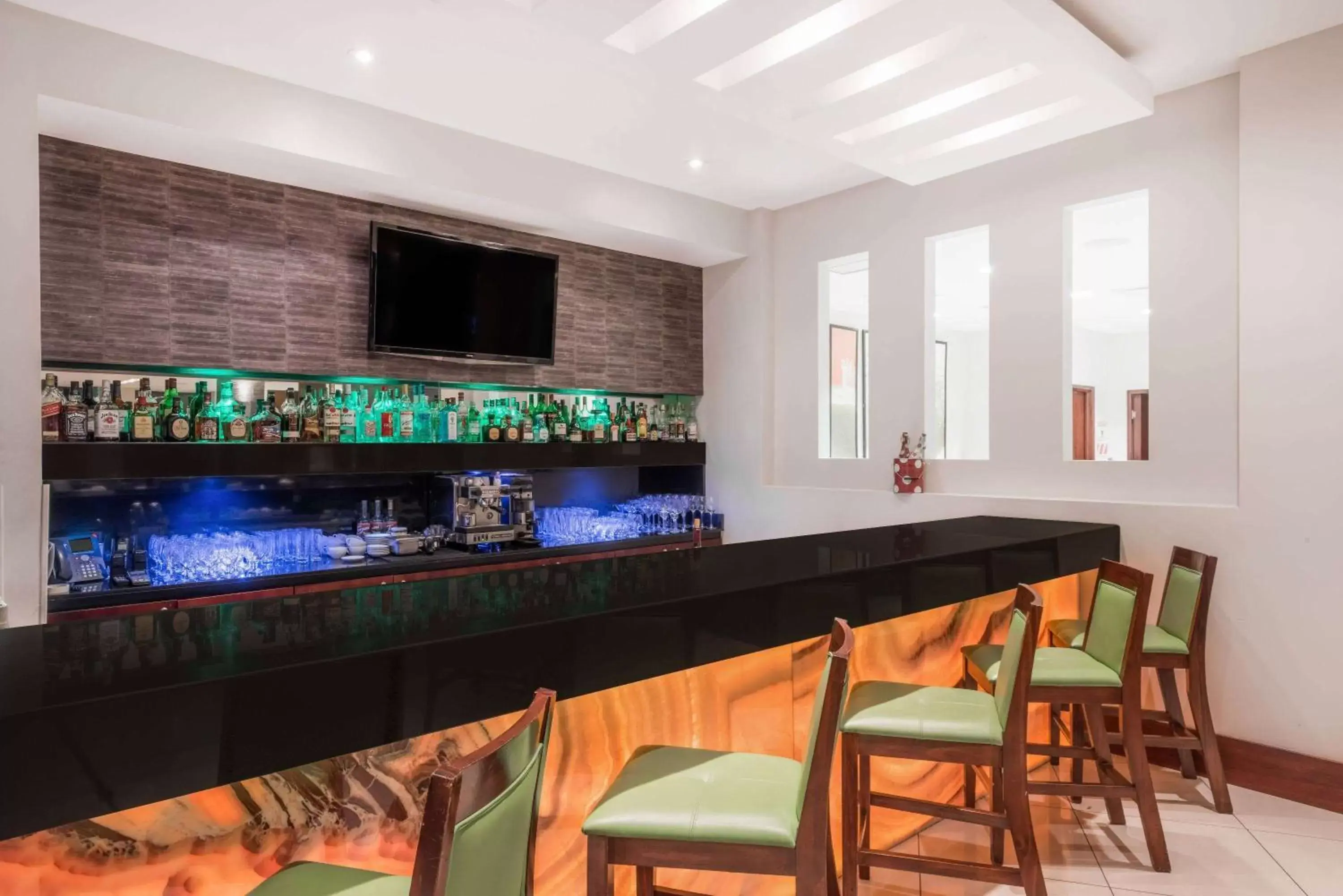 Lounge or bar, Restaurant/Places to Eat in Wyndham Garden San Jose Escazu, Costa Rica