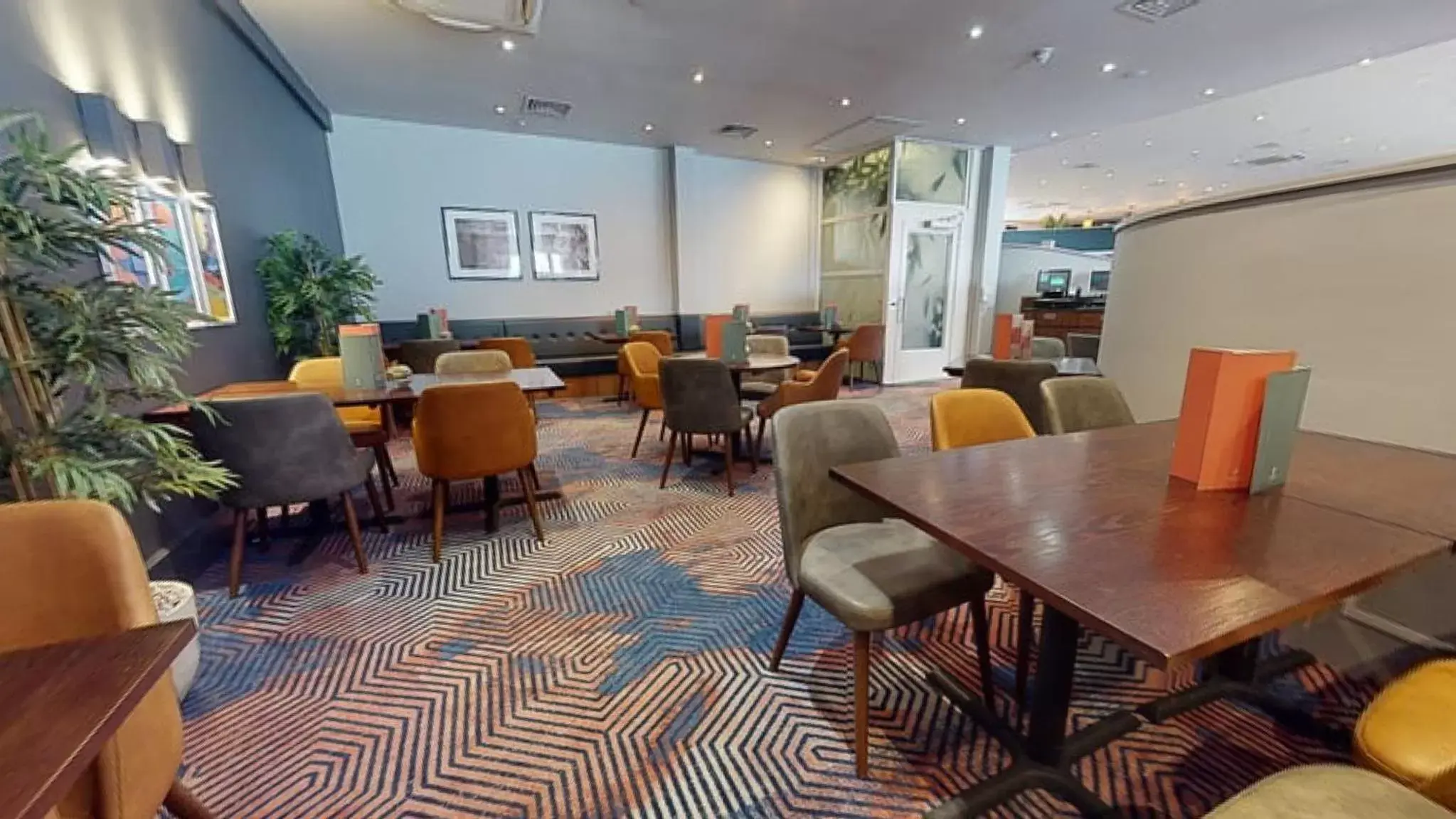 Lounge or bar, Restaurant/Places to Eat in Holiday Inn Cardiff City, an IHG Hotel