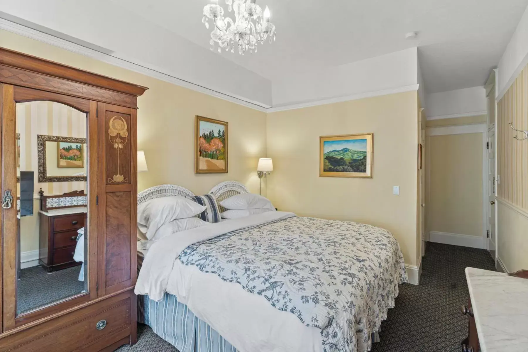 Photo of the whole room, Bed in Golden Gate Hotel