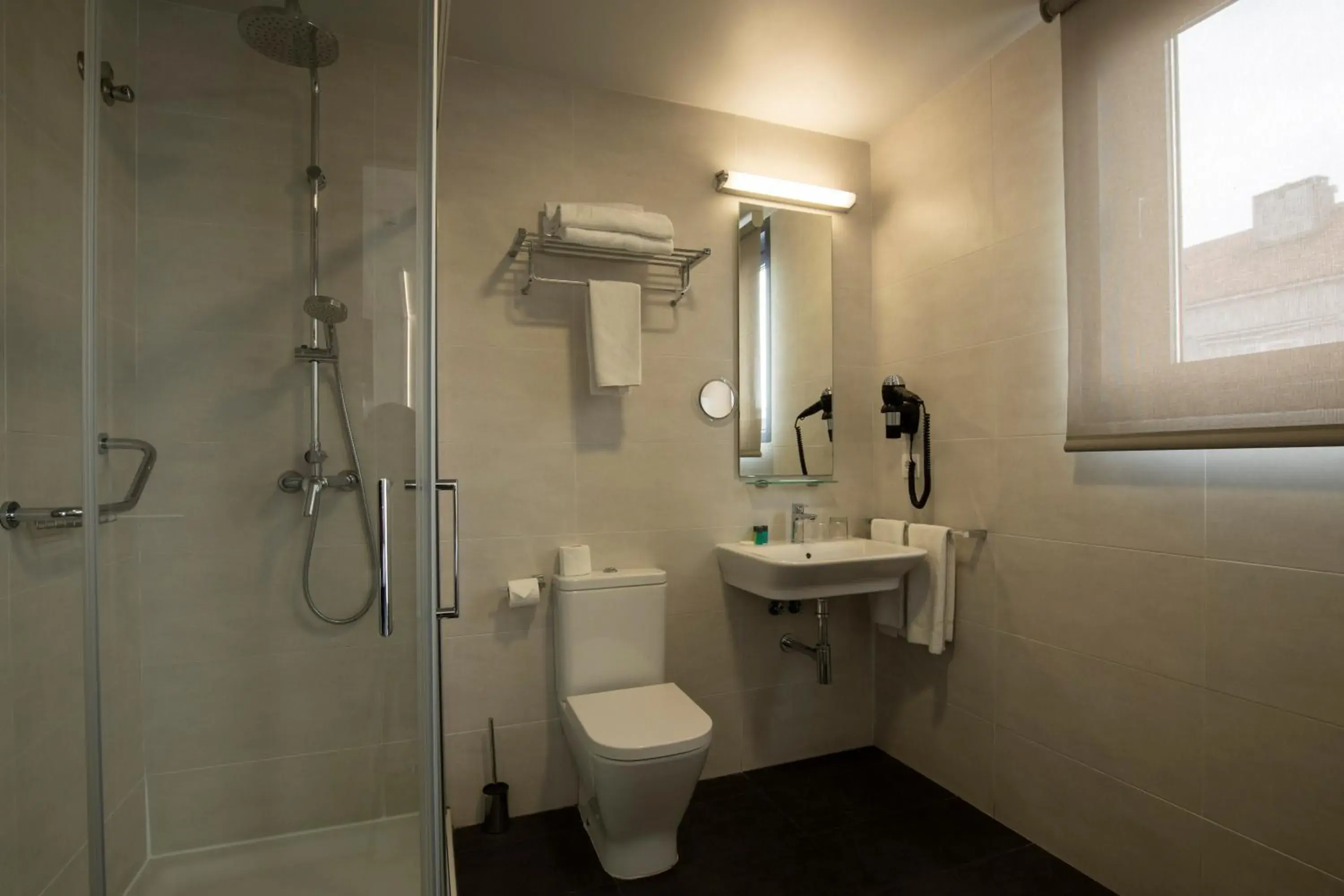Shower, Bathroom in Hotel Lux Santiago
