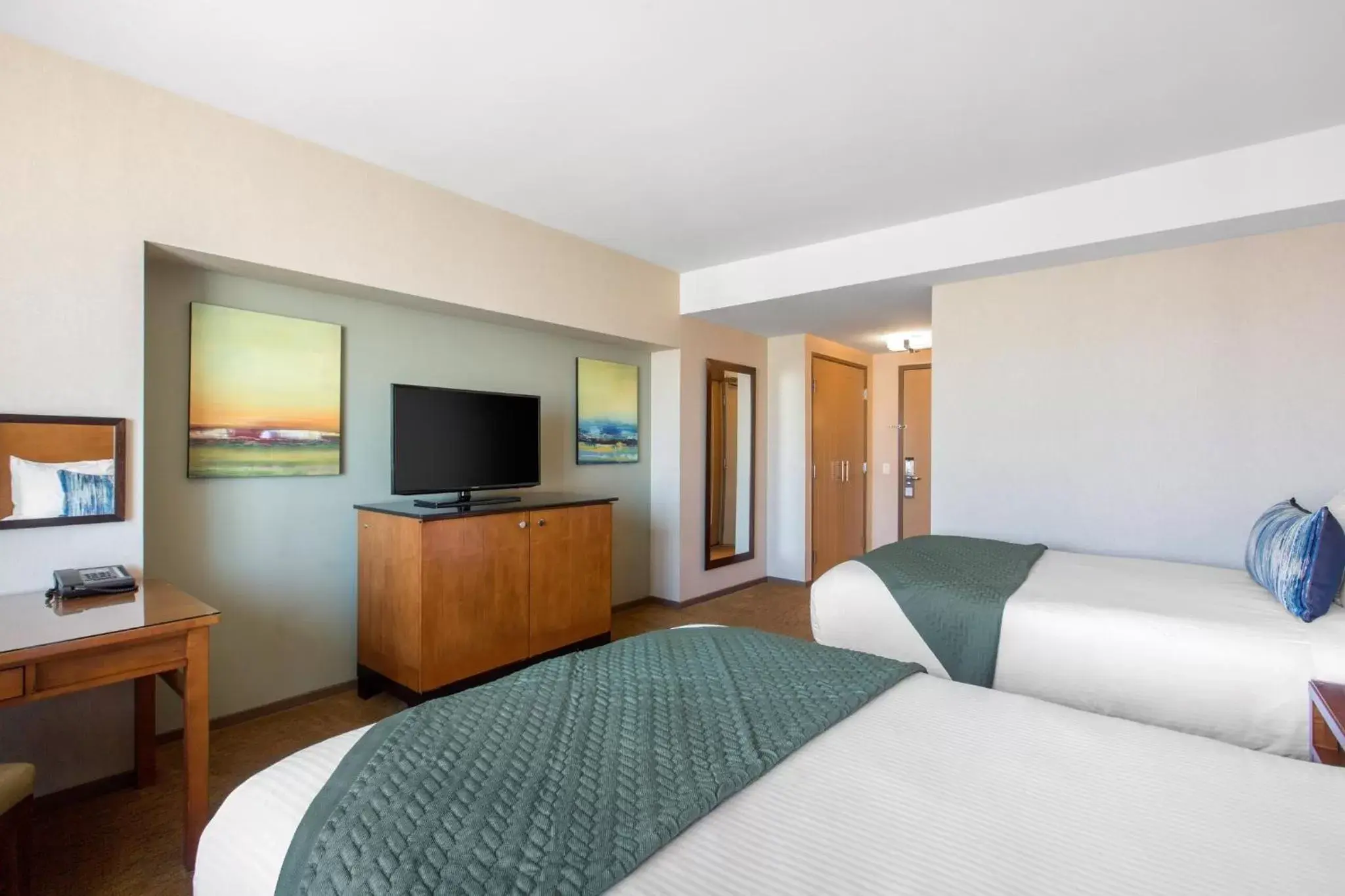 Bedroom, Bed in Omni San Diego Hotel