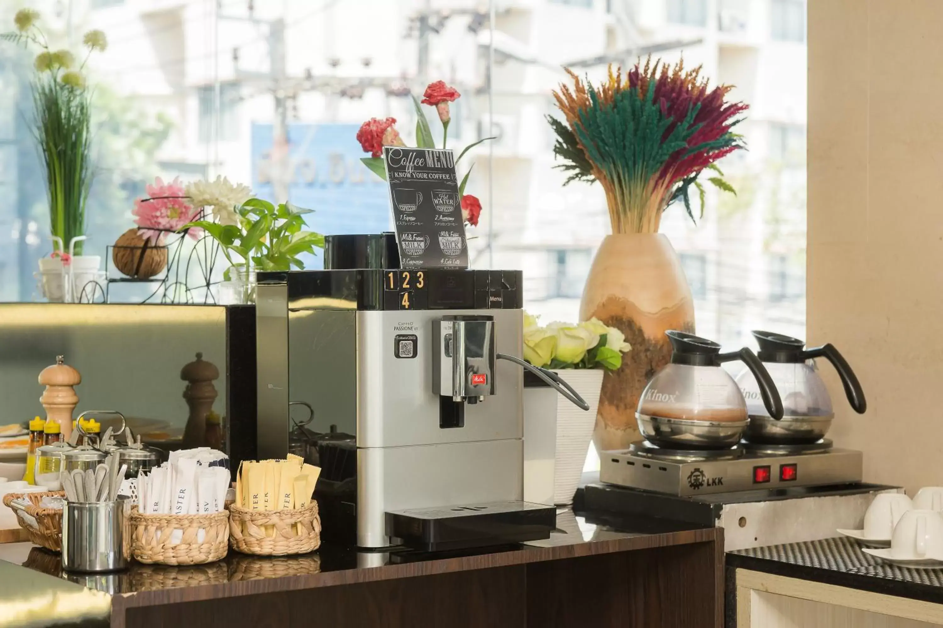 Coffee/tea facilities, Kitchen/Kitchenette in Aster Hotel and Residence by At Mind