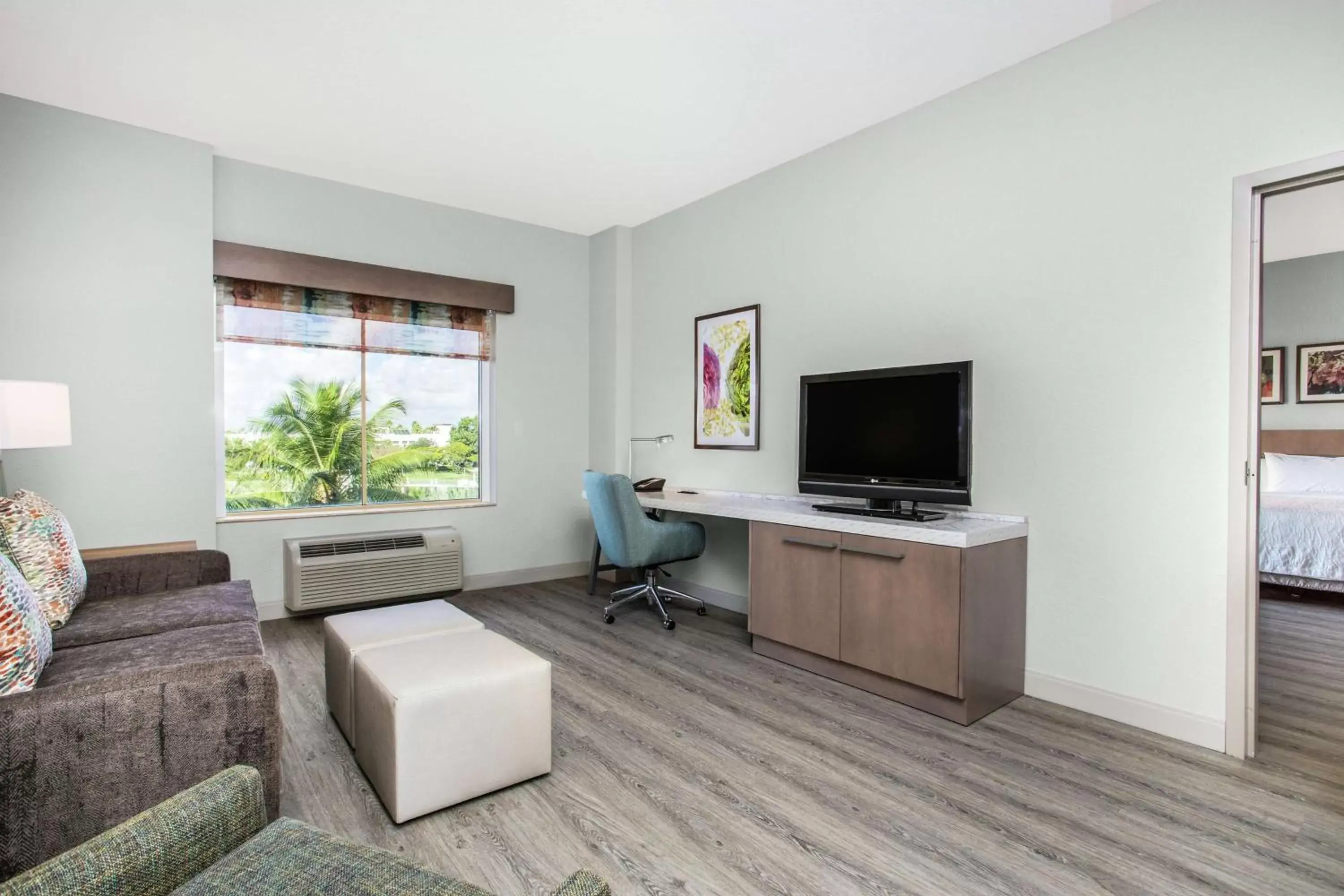 Bedroom, TV/Entertainment Center in Hilton Garden Inn Palm Beach Gardens