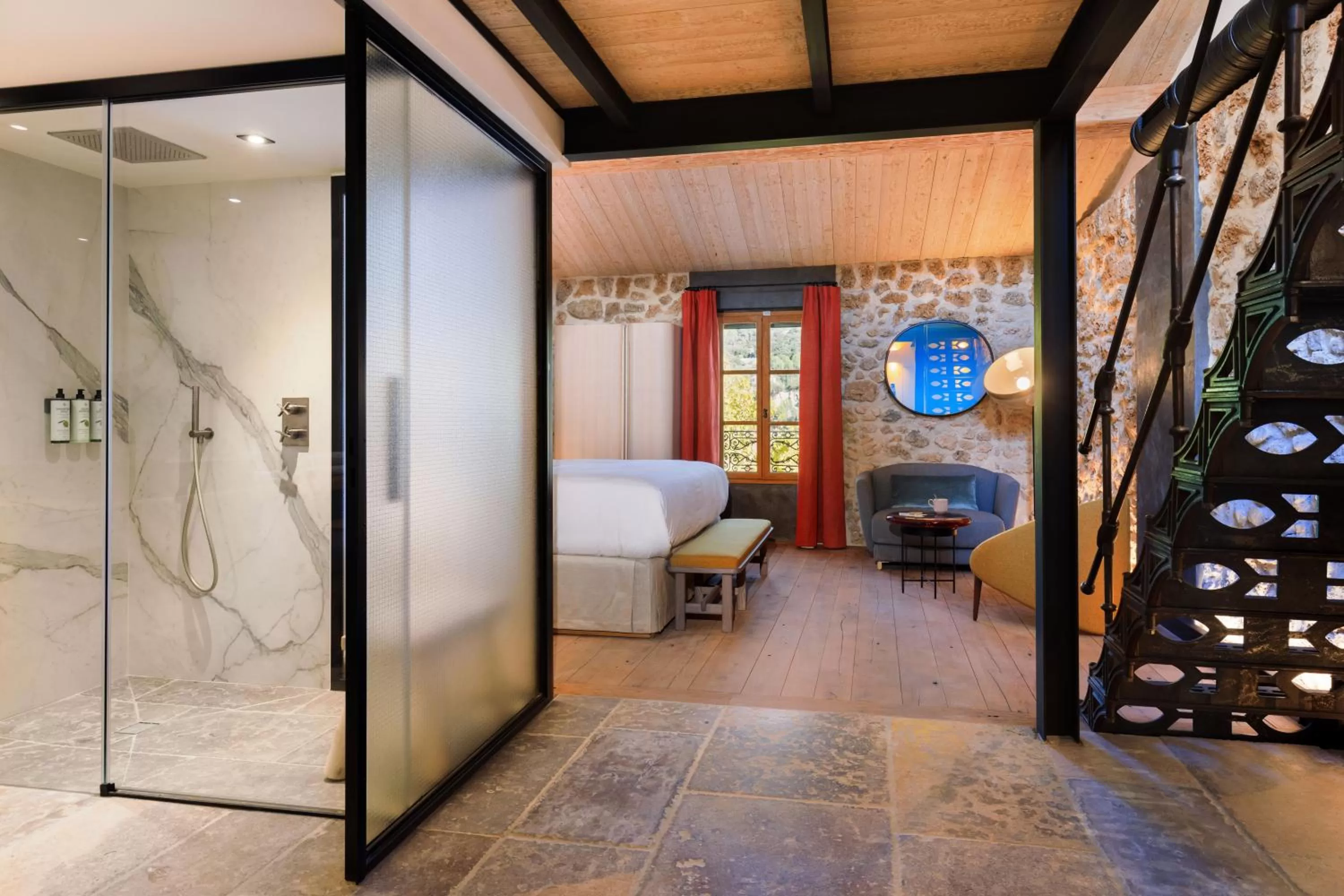 Photo of the whole room in LOU CALEN