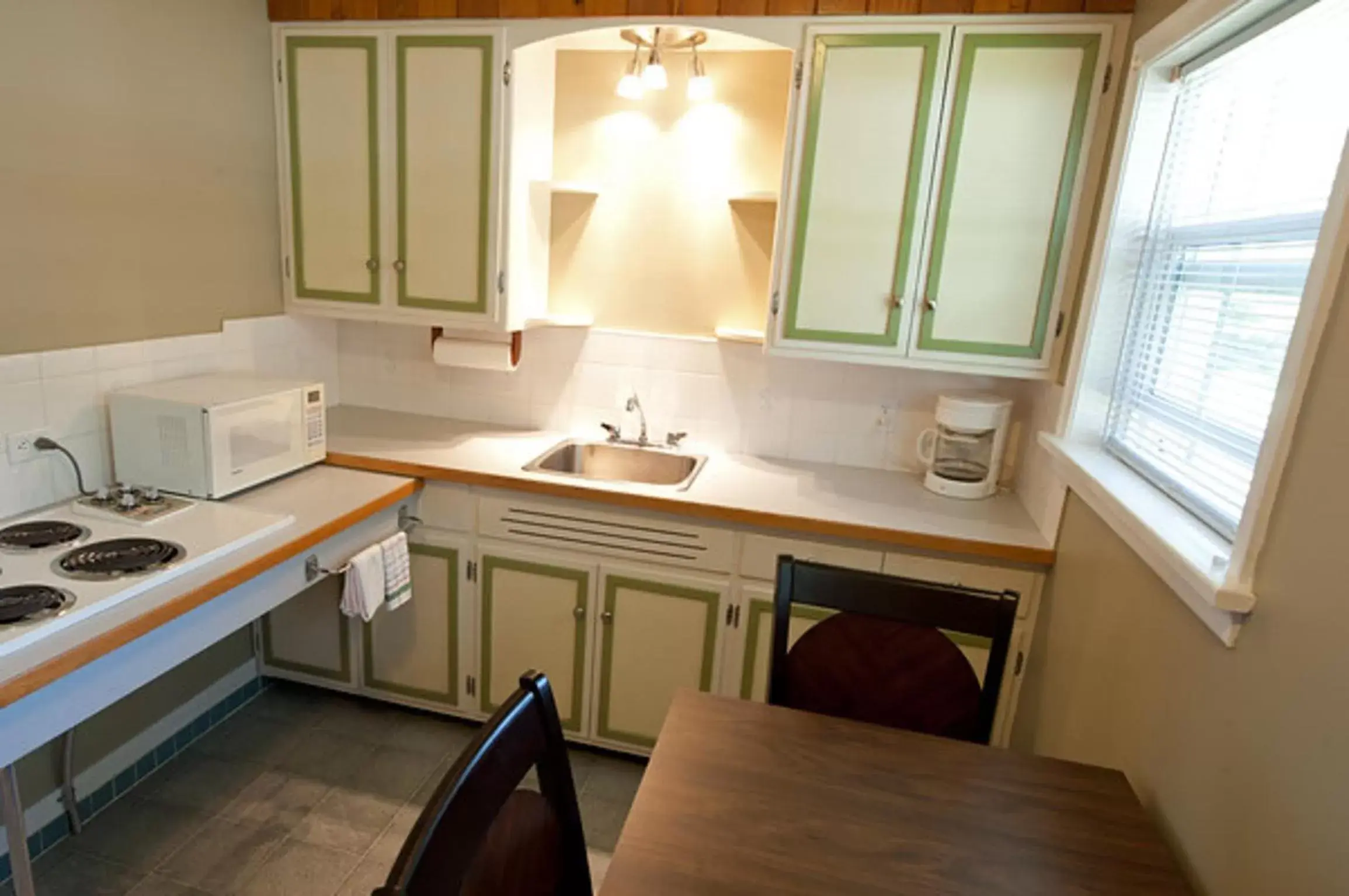 Kitchen or kitchenette, Kitchen/Kitchenette in Alpine Inn & Suites