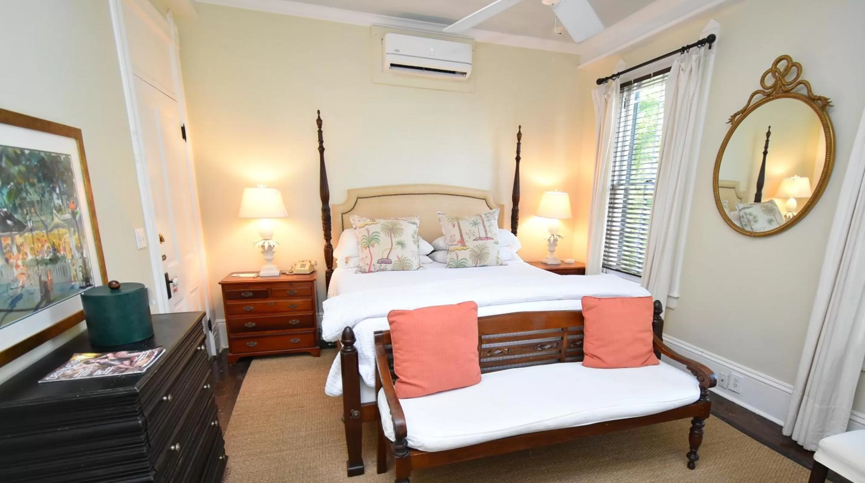 Bed in Simonton Court Historic Inn & Cottages