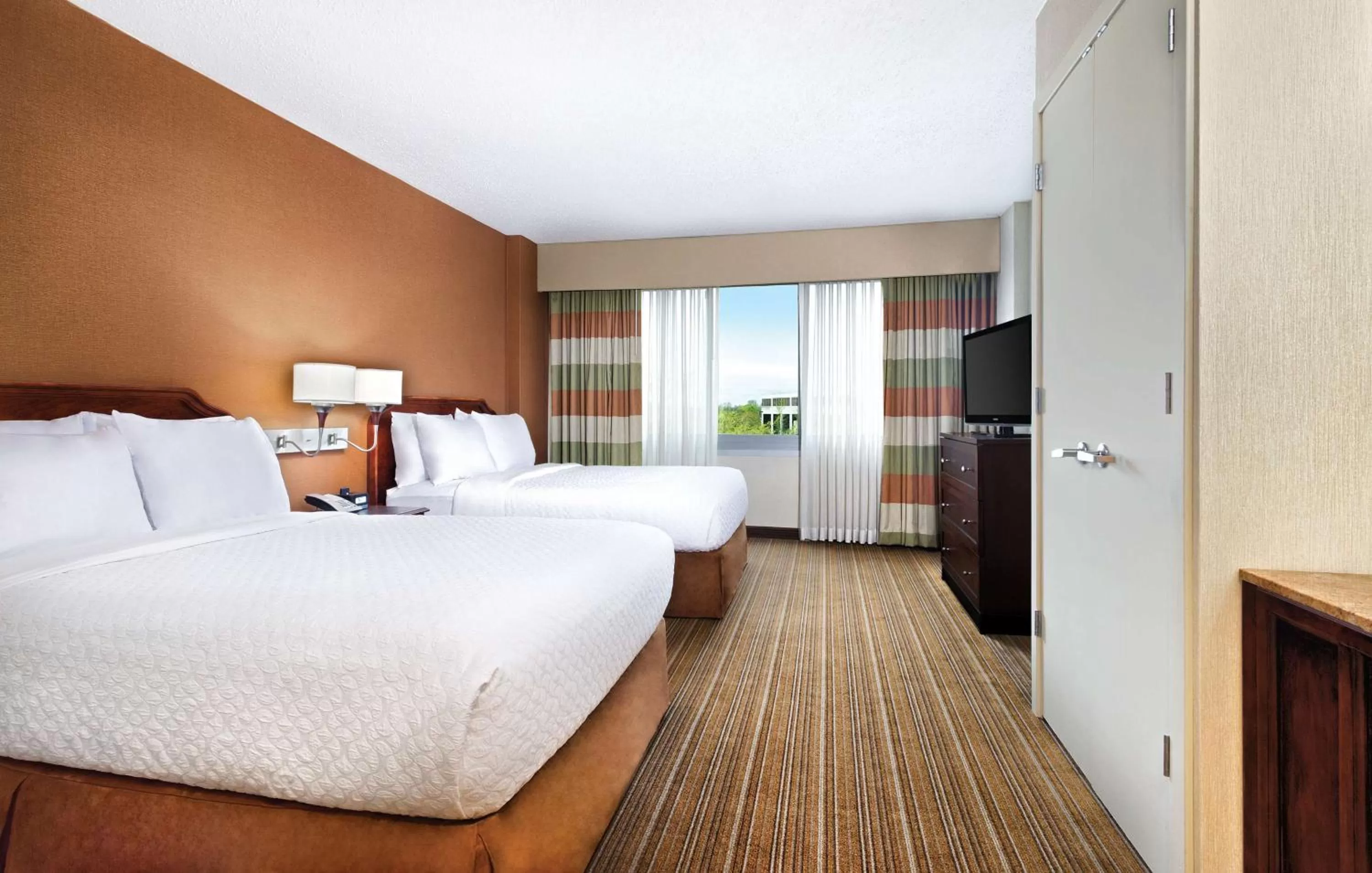 Bedroom, Bed in Embassy Suites Parsippany