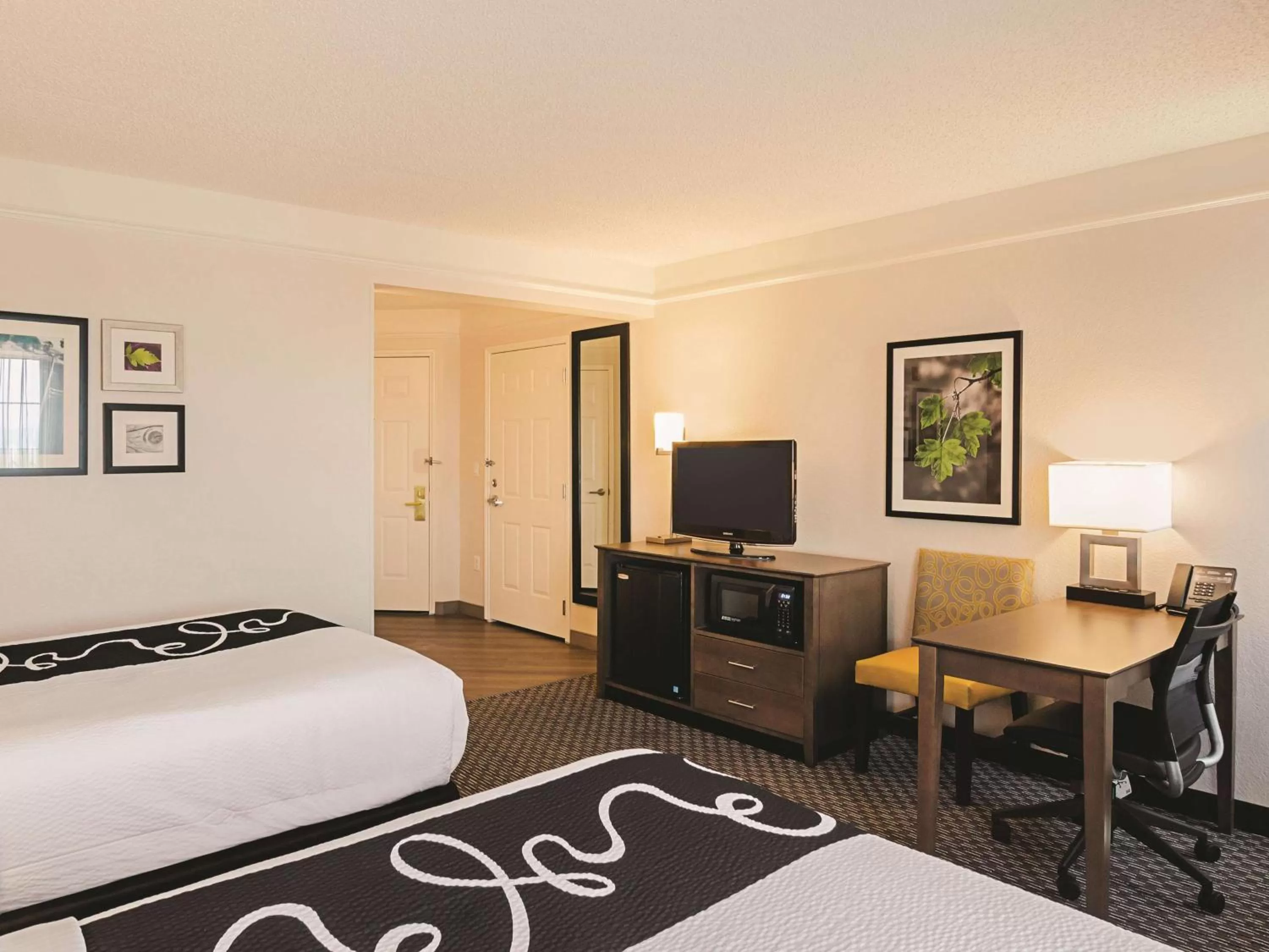 Photo of the whole room, Bed in La Quinta by Wyndham Denver Tech Center