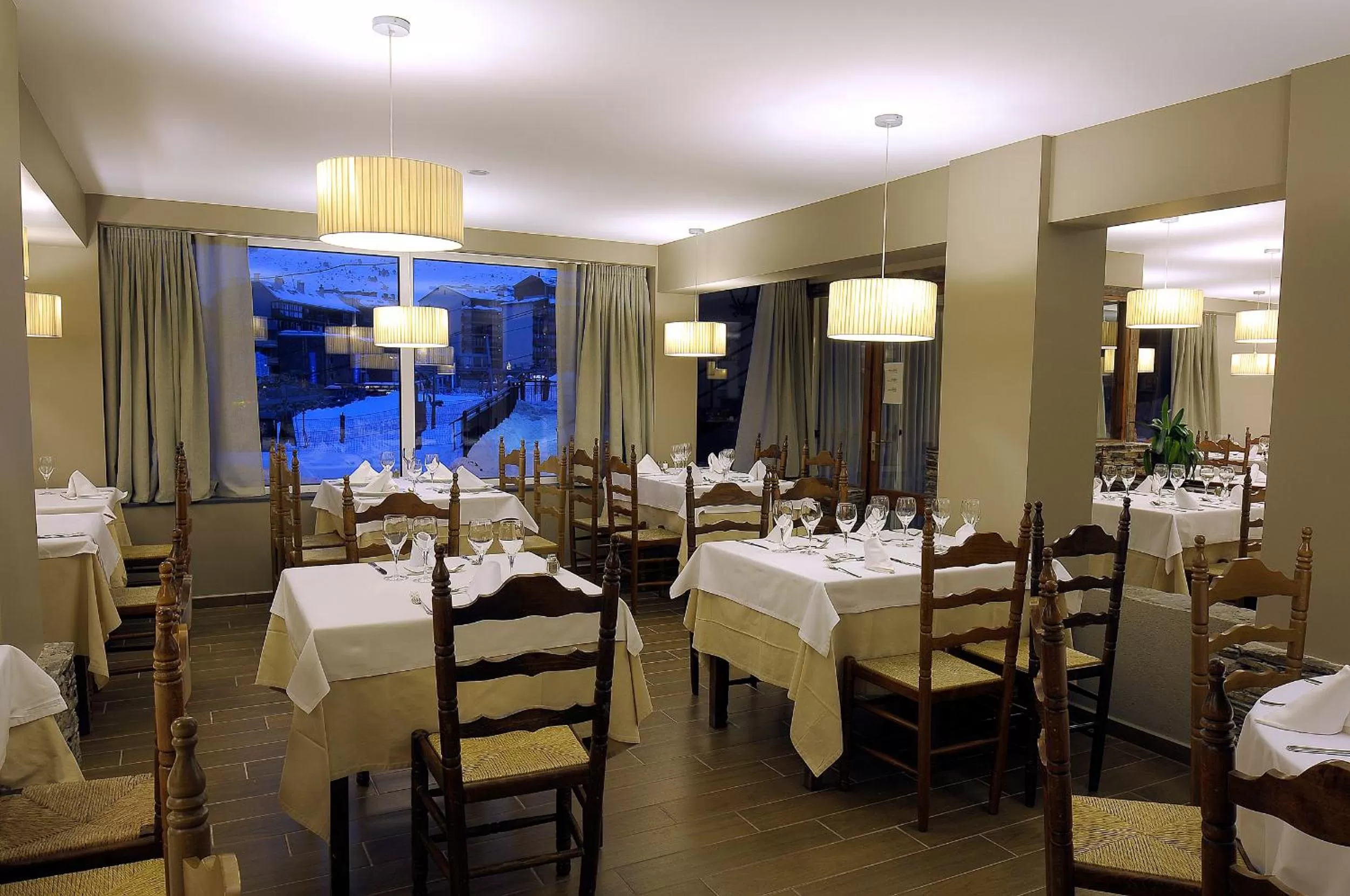 Restaurant/places to eat in Hotel Kandahar