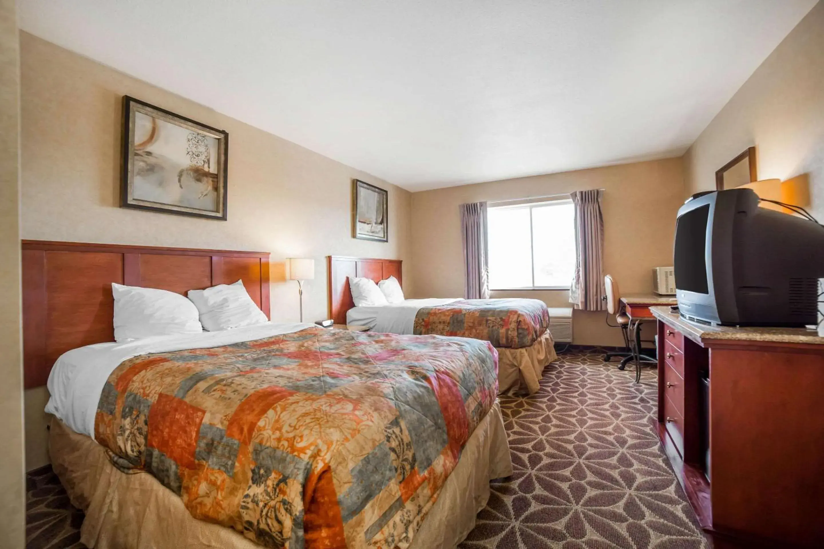 Photo of the whole room, TV/Entertainment Center in Rodeway Inn & Suites Nampa