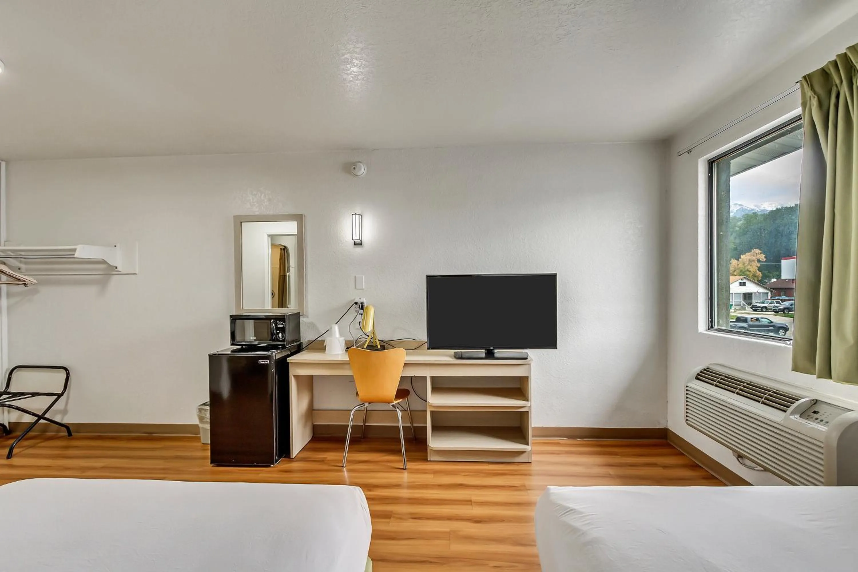 Photo of the whole room, Bed in Motel 6 Ogden, UT- Downtown