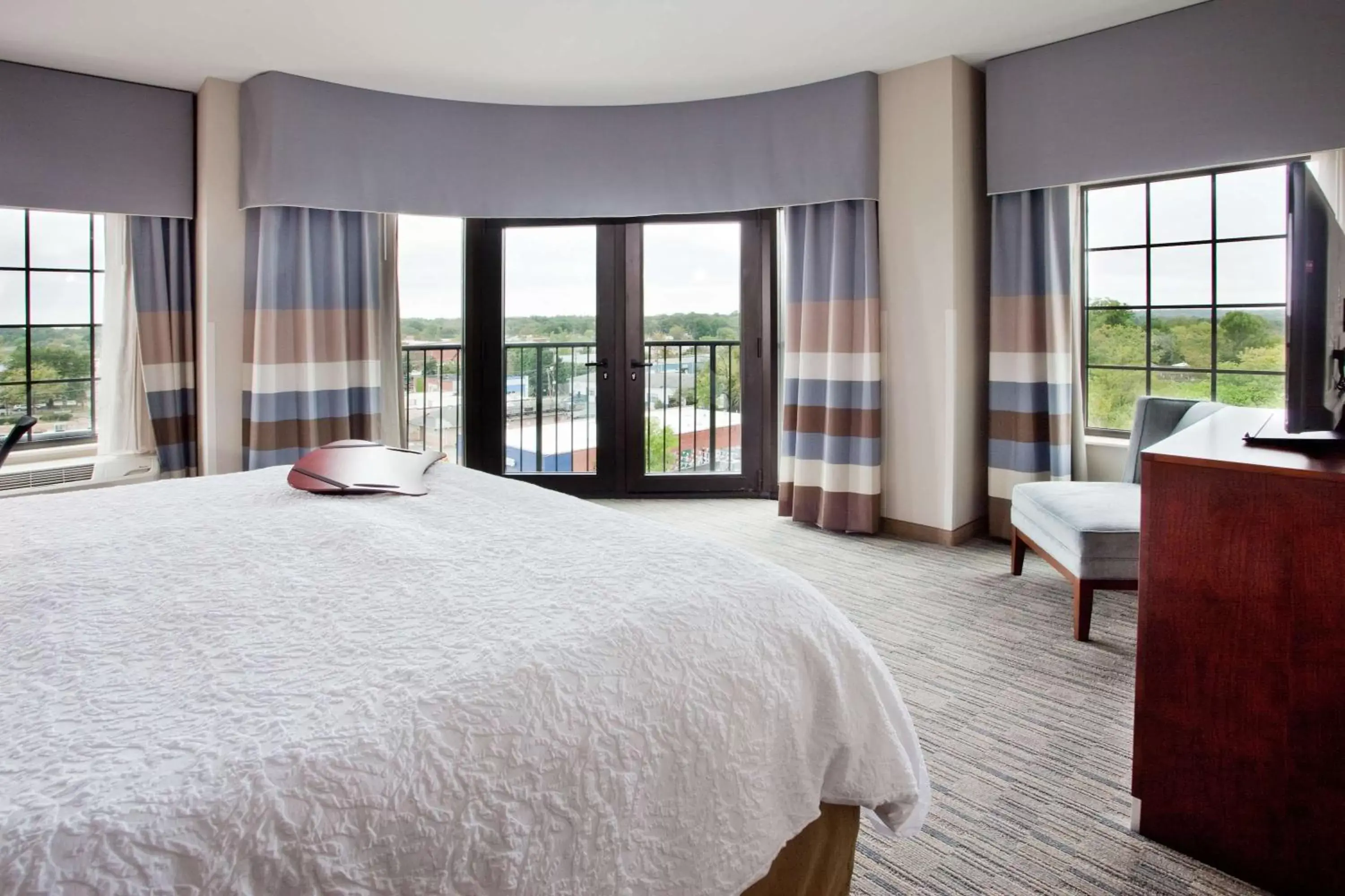 Bed in Hampton Inn & Suites Chapel Hill/Carrboro Bed in Hampton Inn & Suites Chapel Hill/Carrboro