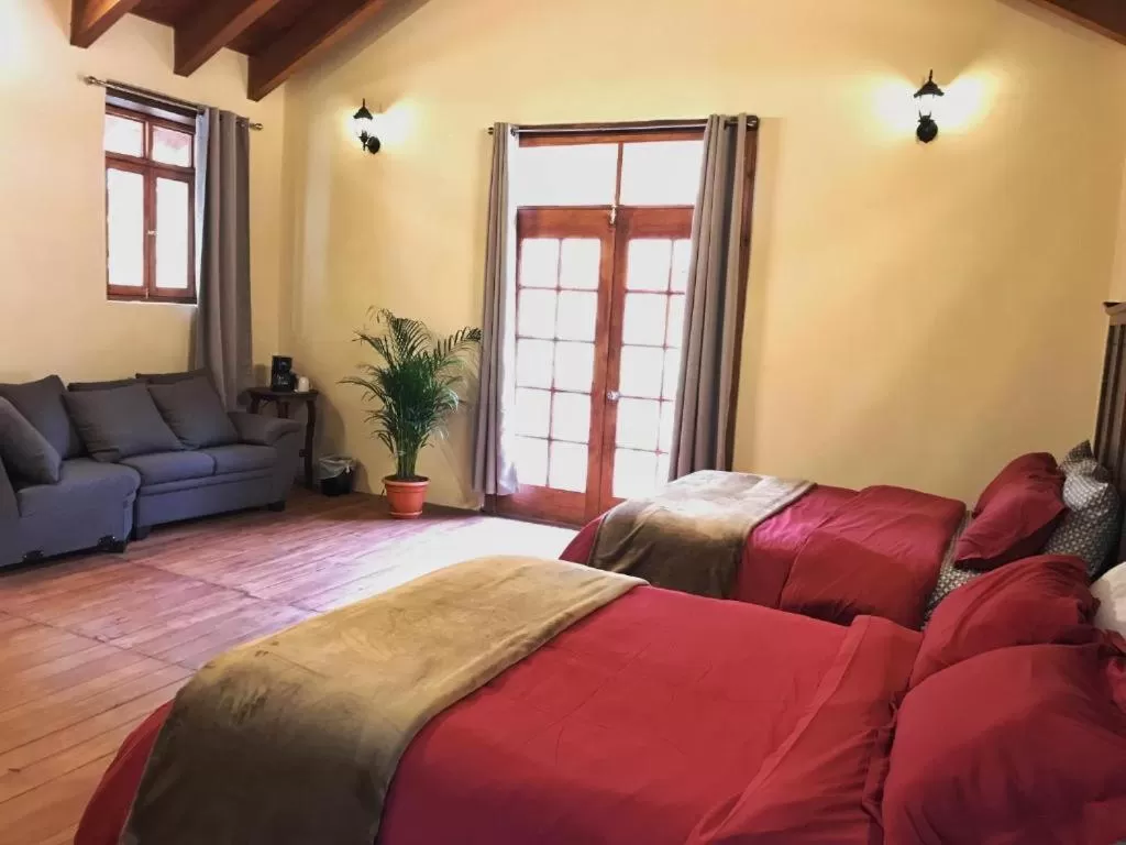 CORTIJO LA CASONA & Bungalow al Pie de la Montaña