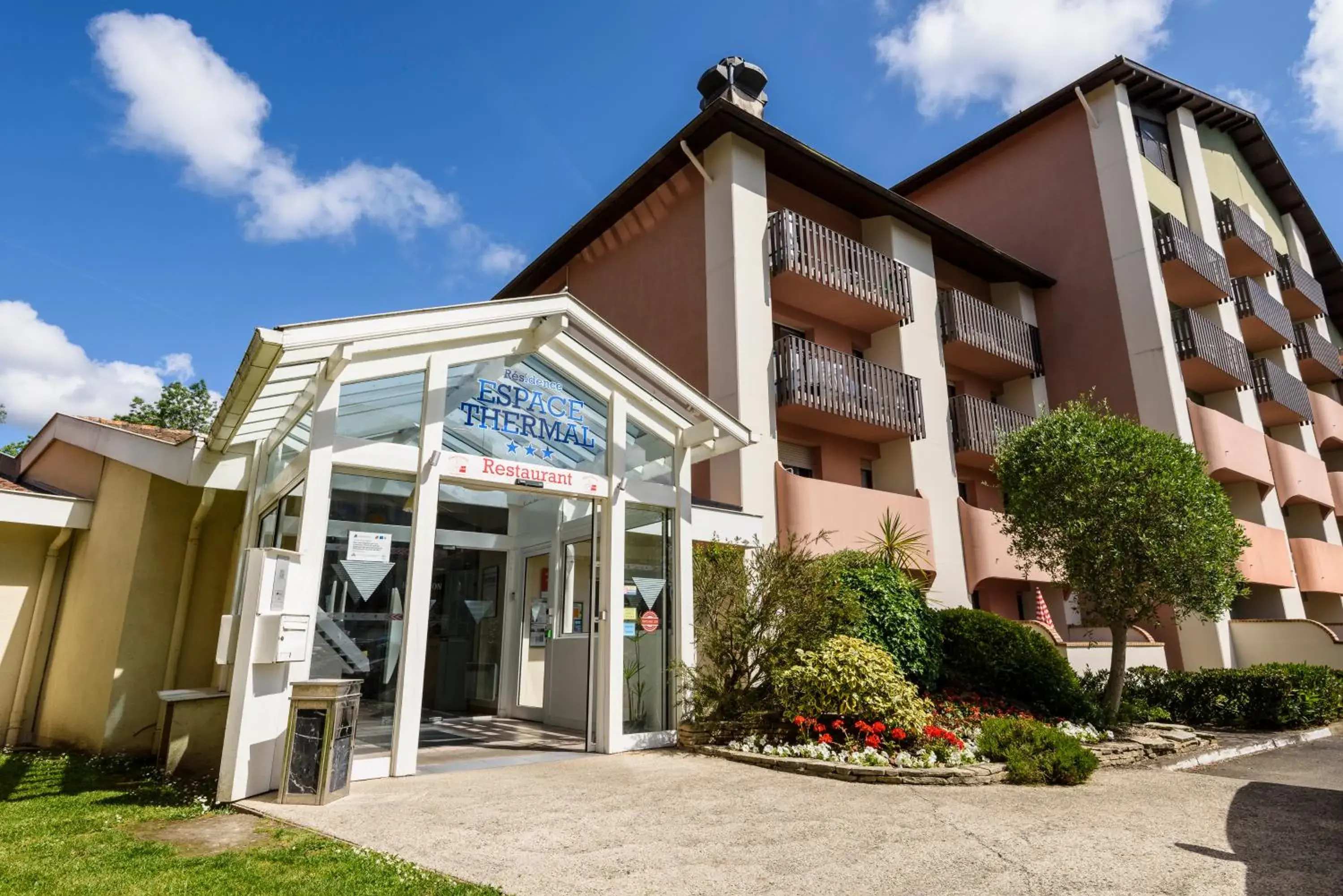 Facade/entrance, Property Building in L'Espace Thermal