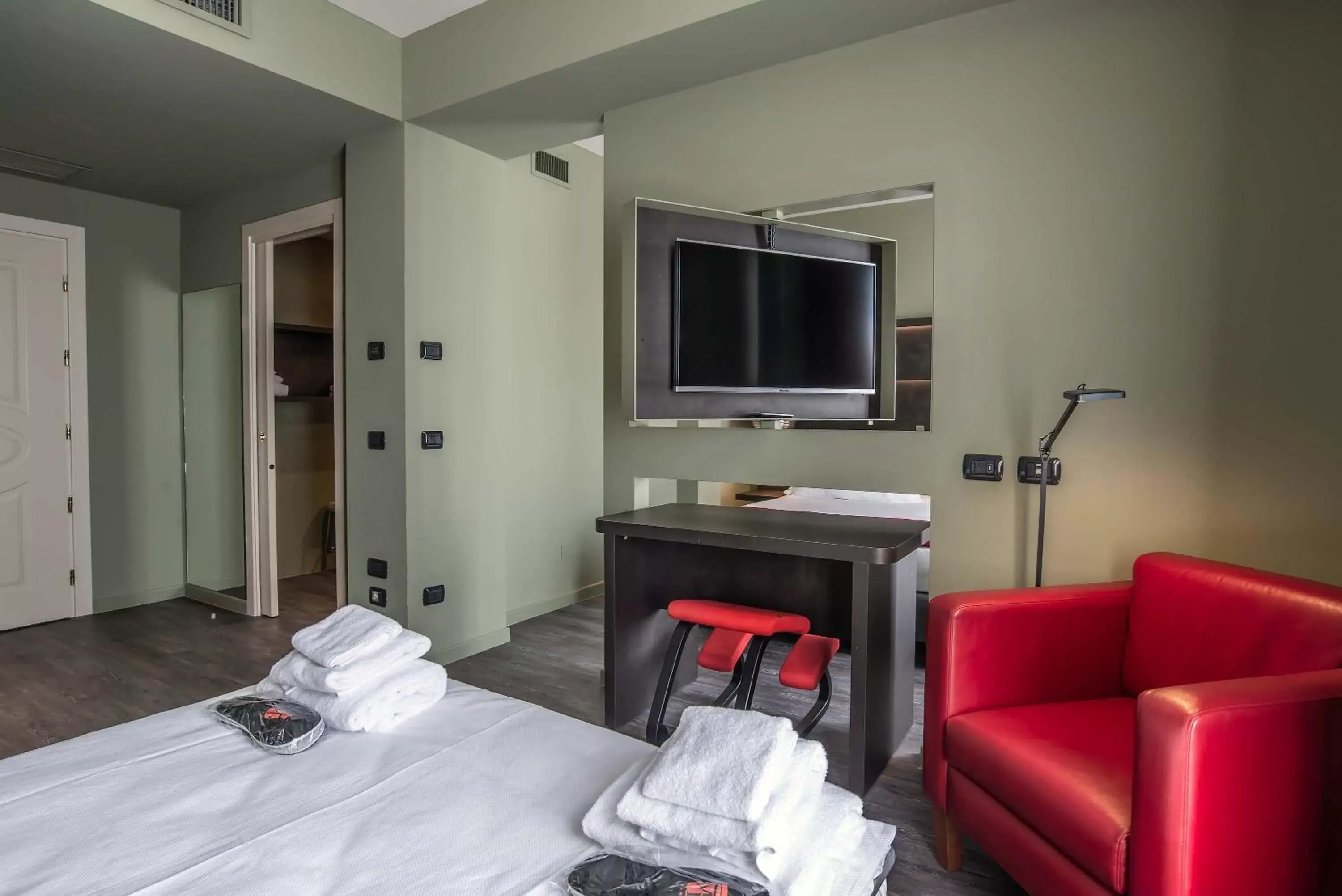 Bed, TV/Entertainment Center in Maranello Palace