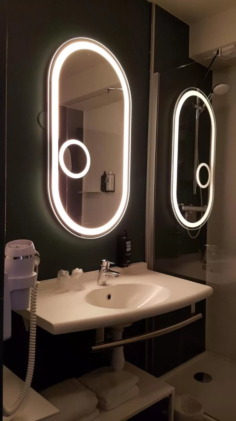 Bathroom in Ibis Annecy - Cran-Gevrier